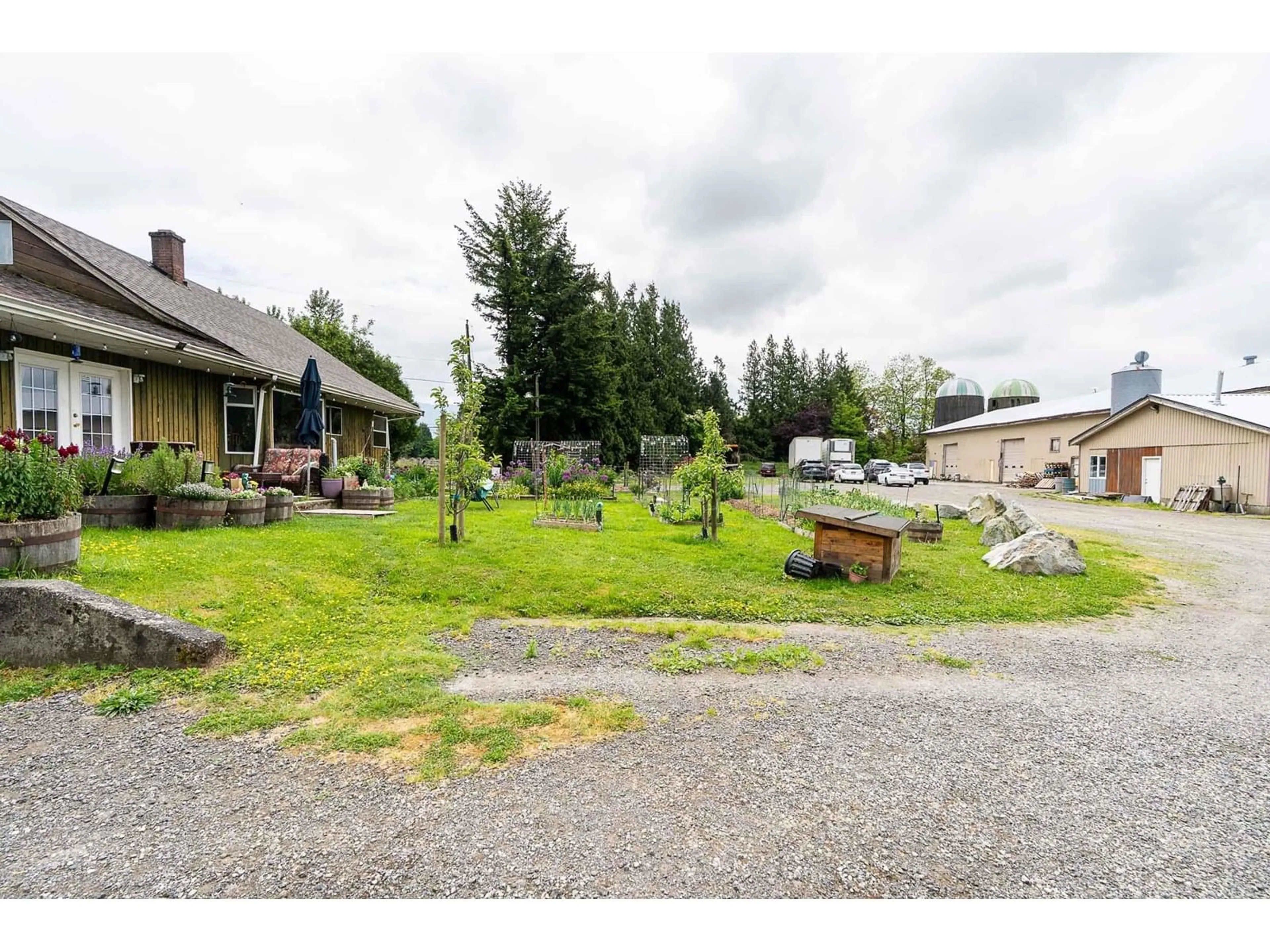 A pic from outside/outdoor area/front of a property/back of a property/a pic from drone, mountain view for 3593 MCDERMOTT, Abbotsford British Columbia V3G2J8