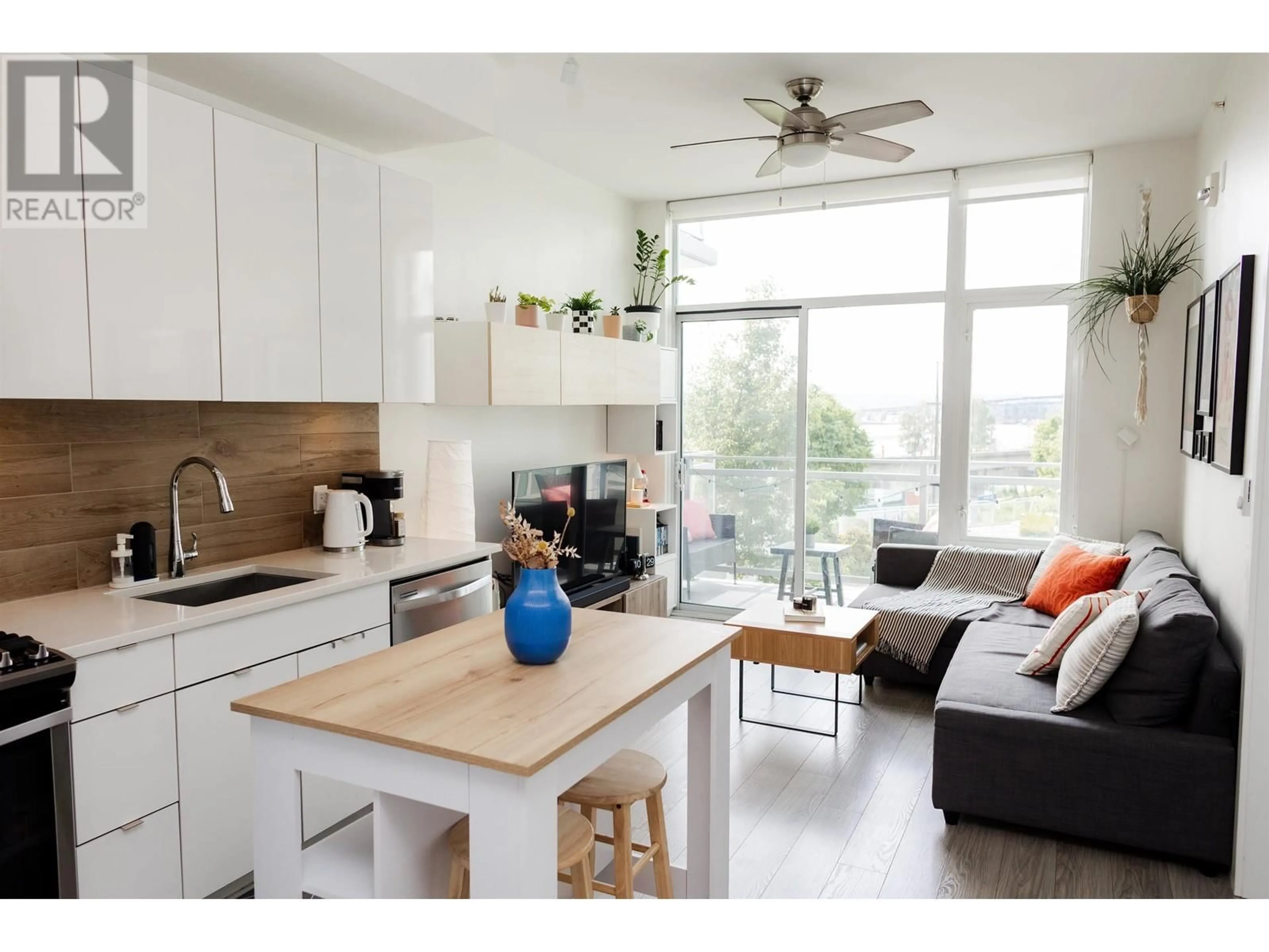 Open concept kitchen, wood/laminate floor for 208 - 200 NELSON'S CRESCENT, New Westminster British Columbia V3L0H4