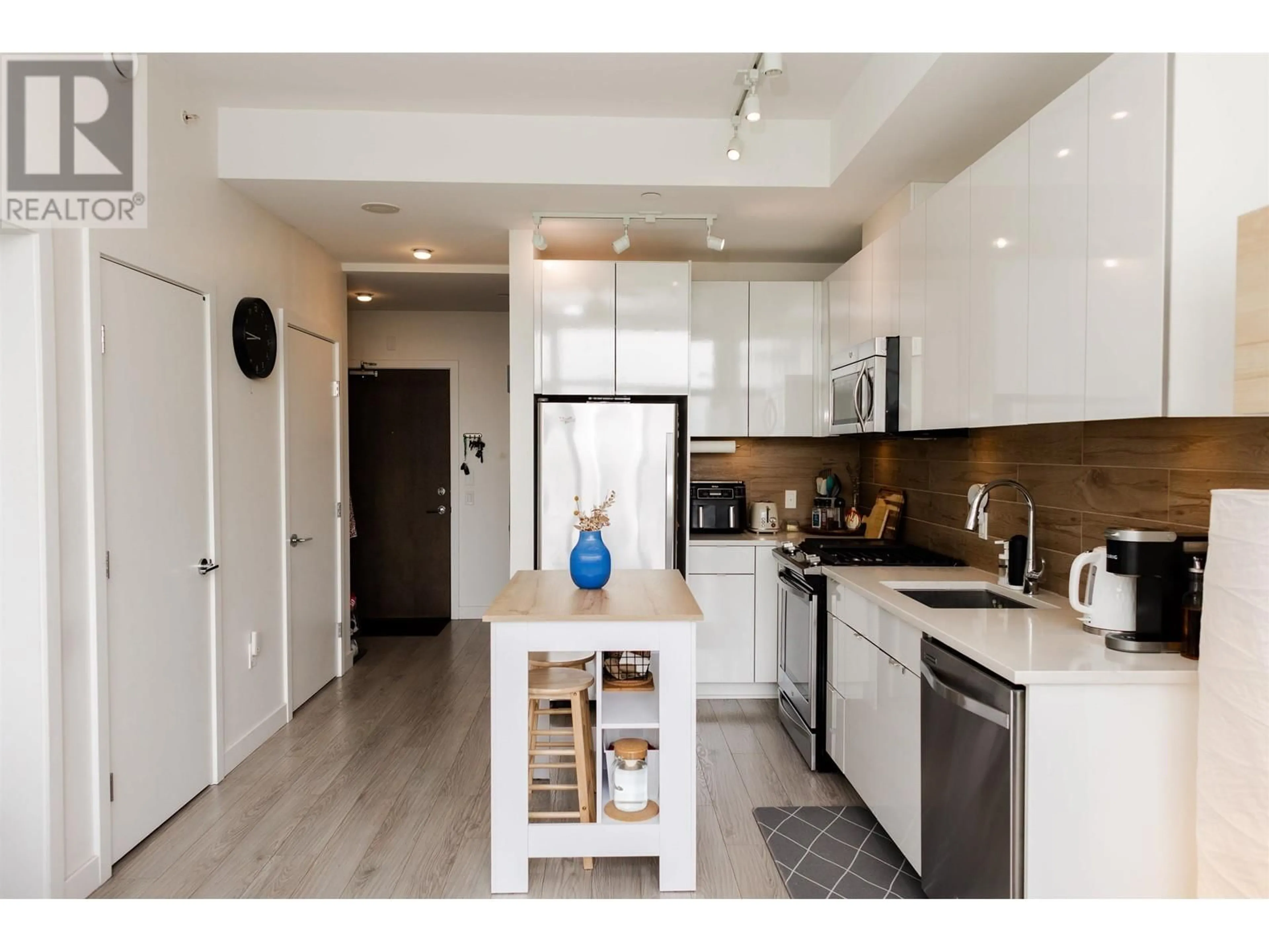 Open concept kitchen, ceramic/tile floor for 208 - 200 NELSON'S CRESCENT, New Westminster British Columbia V3L0H4
