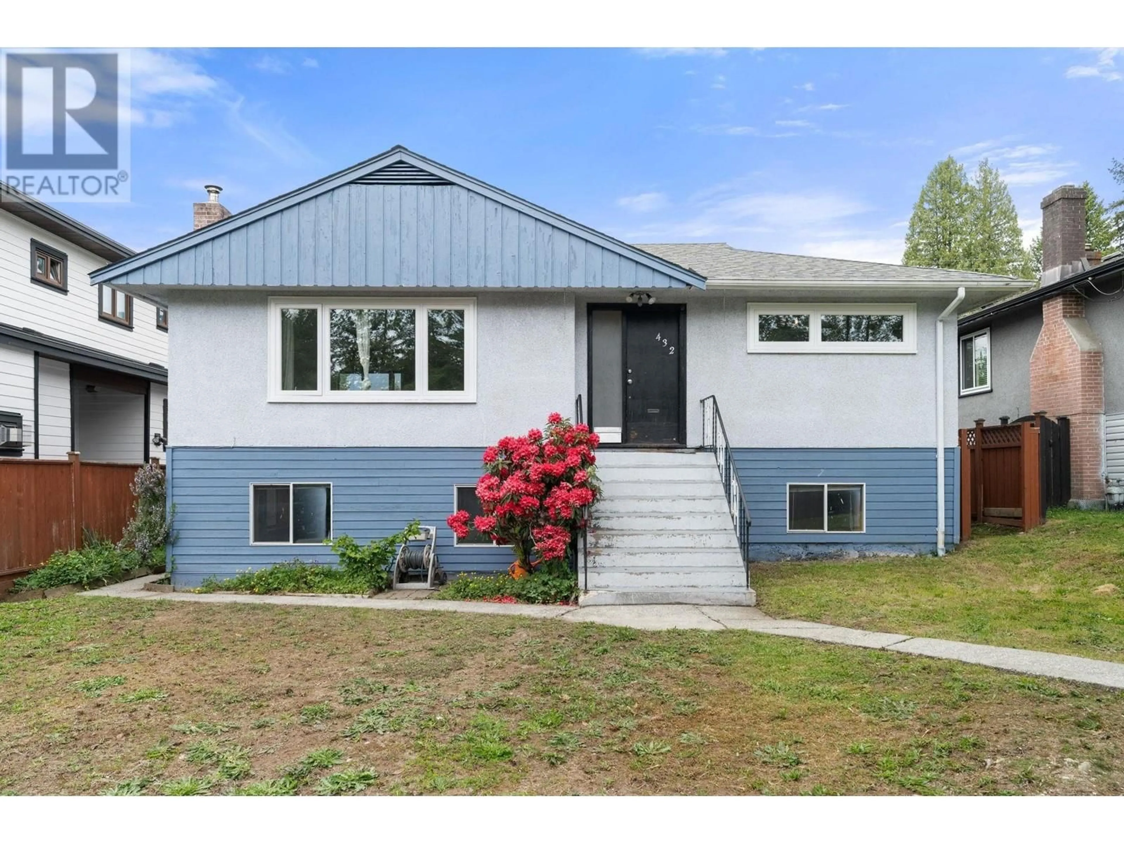 Home with vinyl exterior material, street for 432 25TH STREET, North Vancouver British Columbia V7N2G2