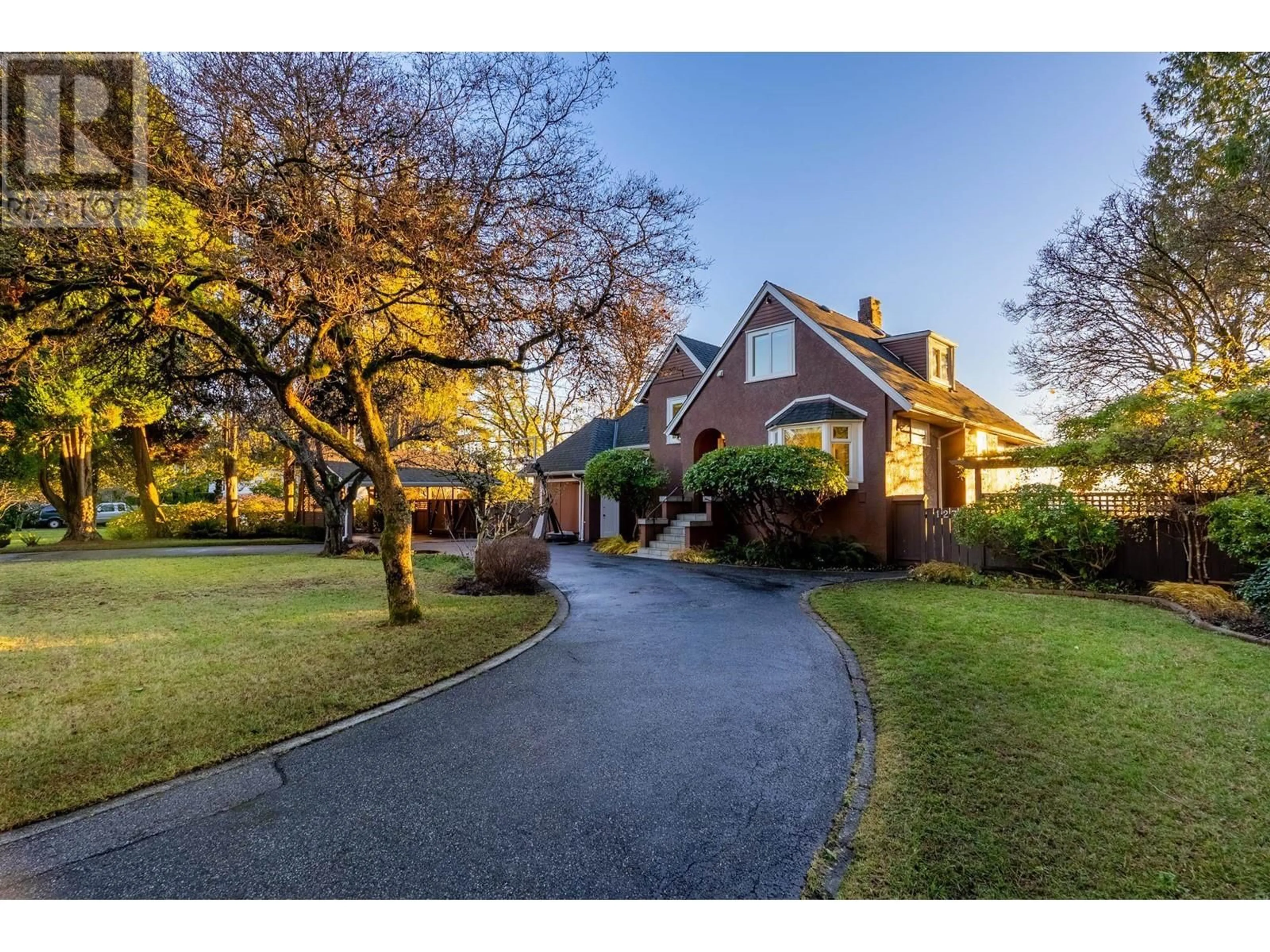 A pic from outside/outdoor area/front of a property/back of a property/a pic from drone, street for 1275 KEITH ROAD, North Vancouver British Columbia V7P1Y9