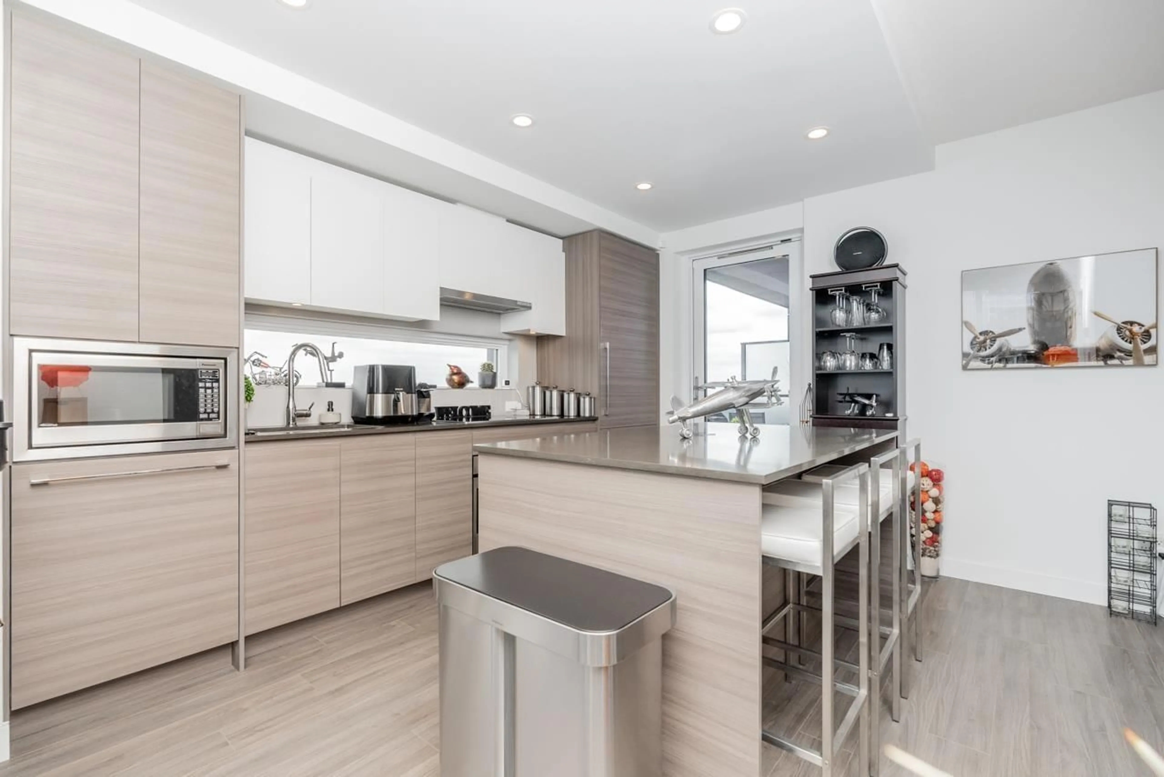 Contemporary kitchen, unknown for 2508 - 13655 FRASER, Surrey British Columbia V3T0P8