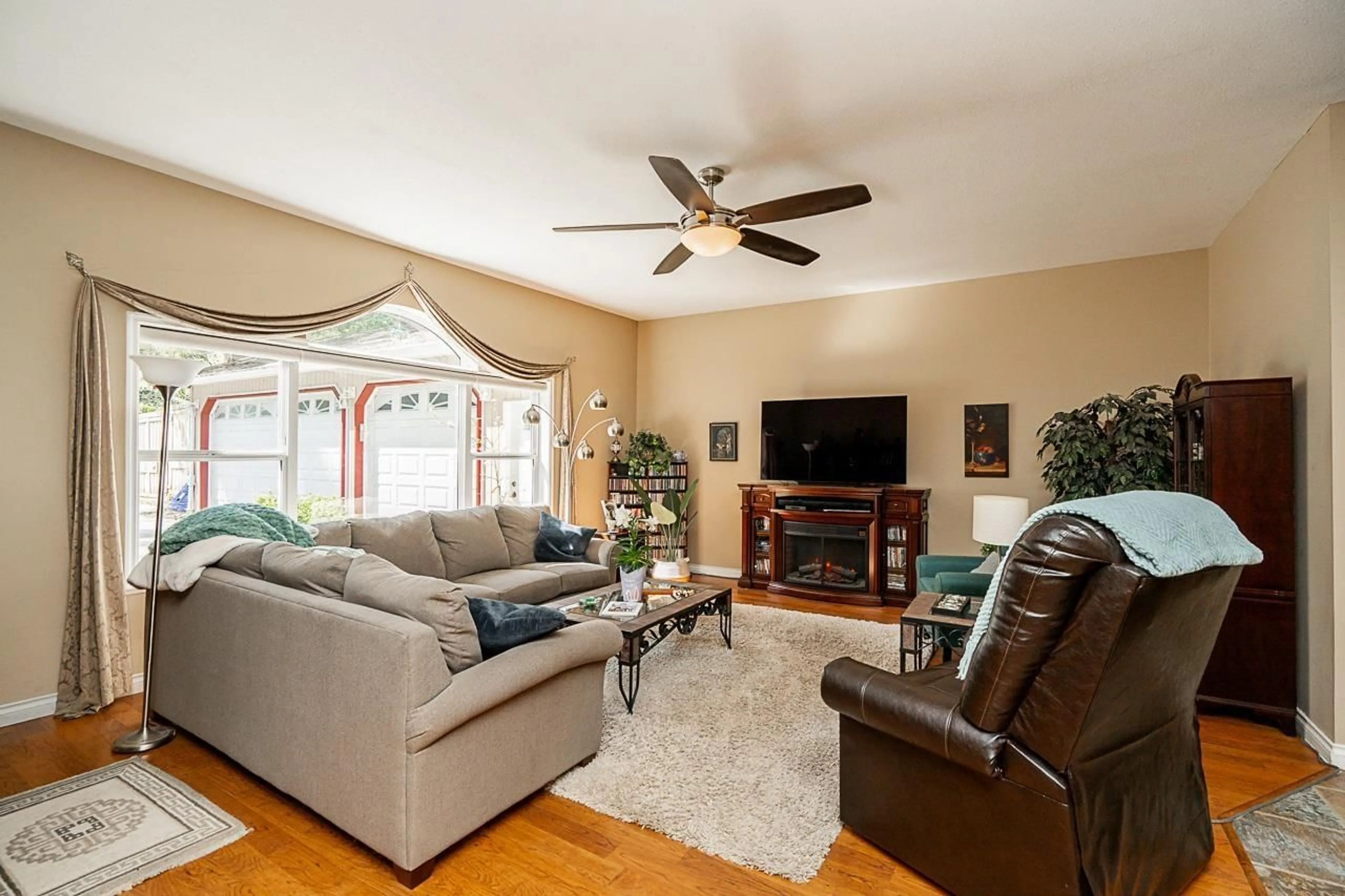 Living room with furniture, unknown for 22899 14, Langley British Columbia V2Z2W8