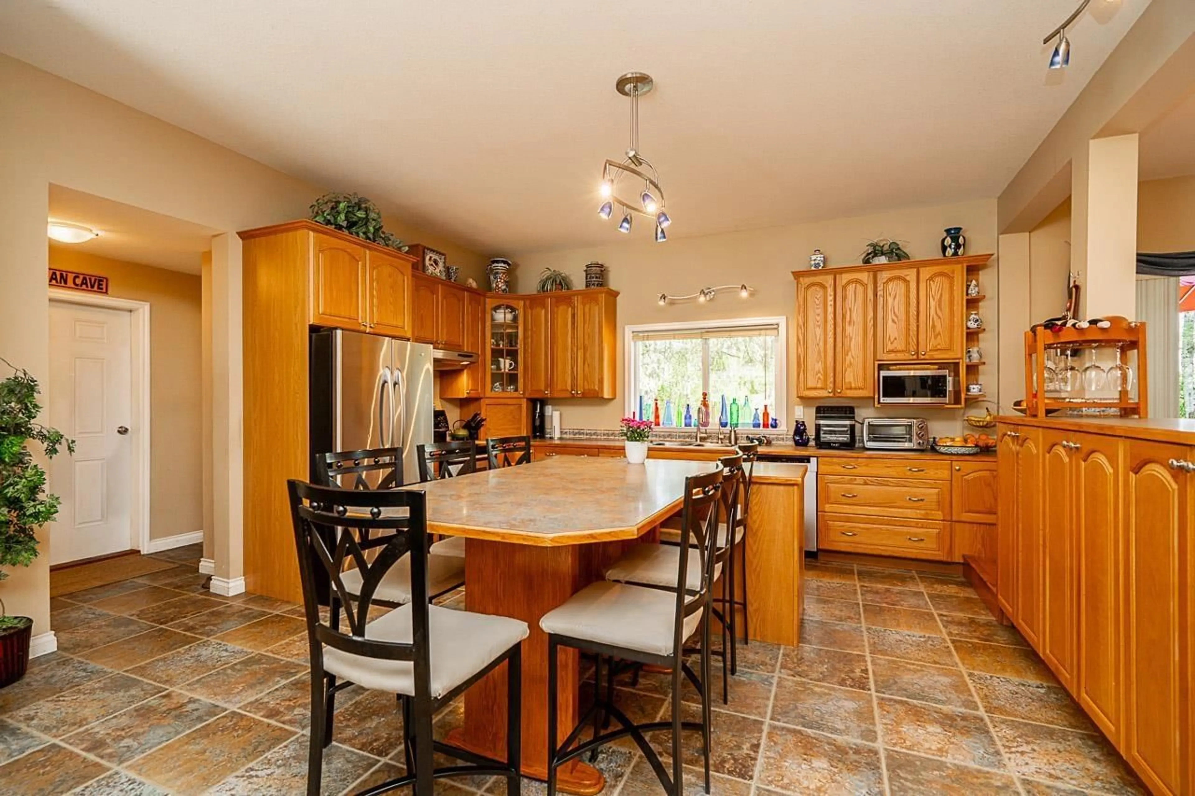 Open concept kitchen, ceramic/tile floor for 22899 14, Langley British Columbia V2Z2W8