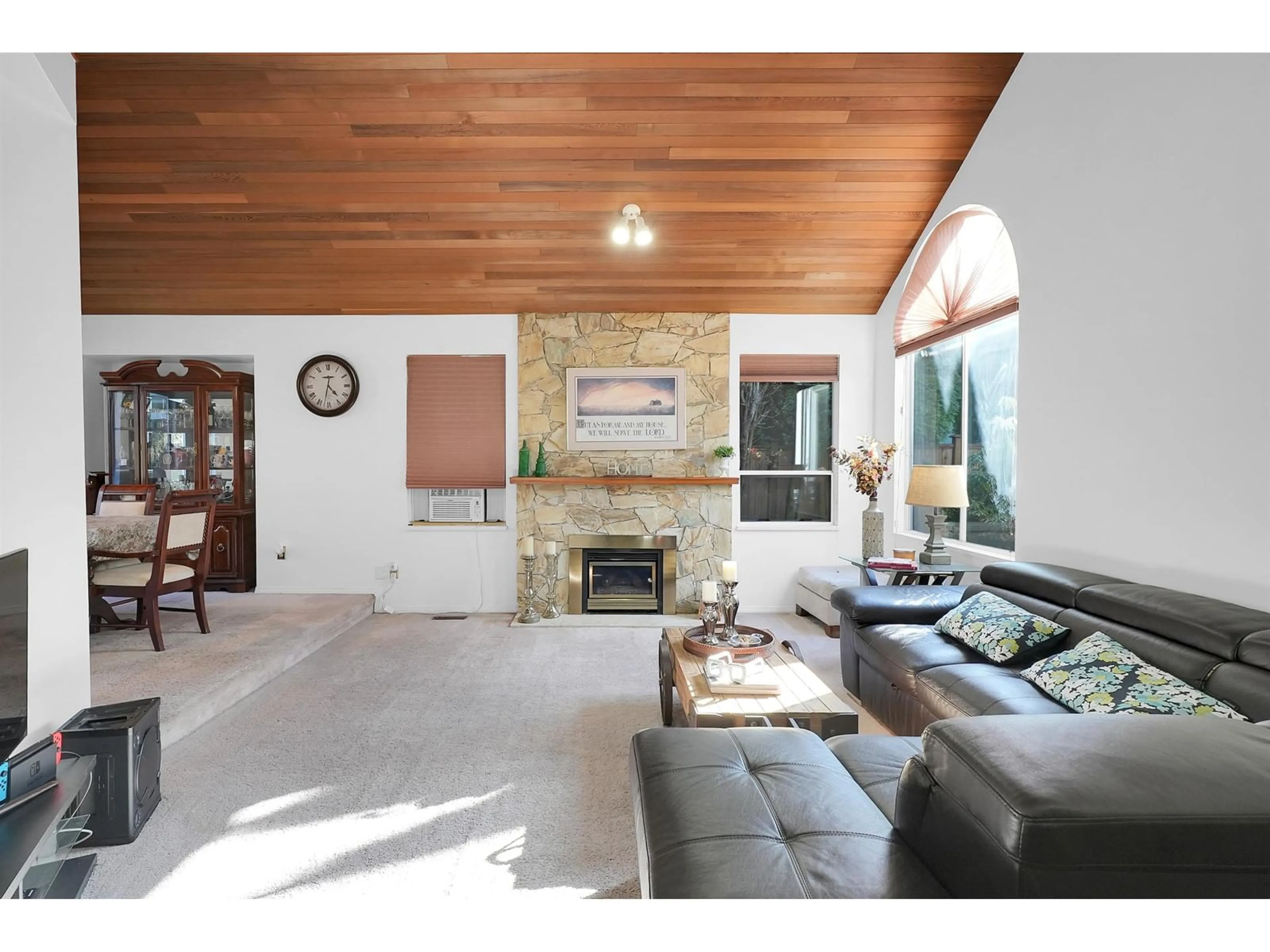 Living room with furniture, unknown for 9452 157A, Surrey British Columbia V4N3B6