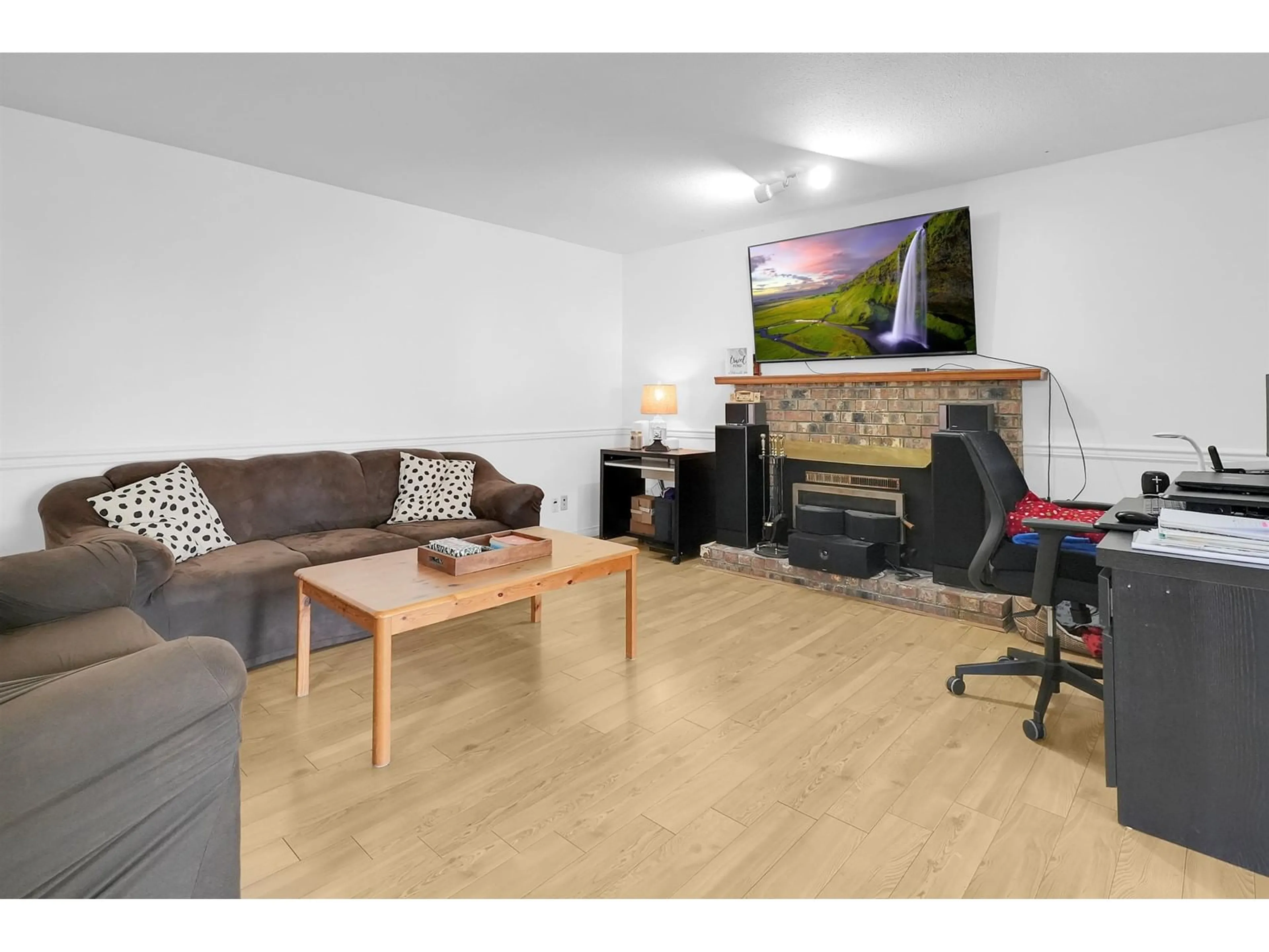 Living room with furniture, wood/laminate floor for 9452 157A, Surrey British Columbia V4N3B6