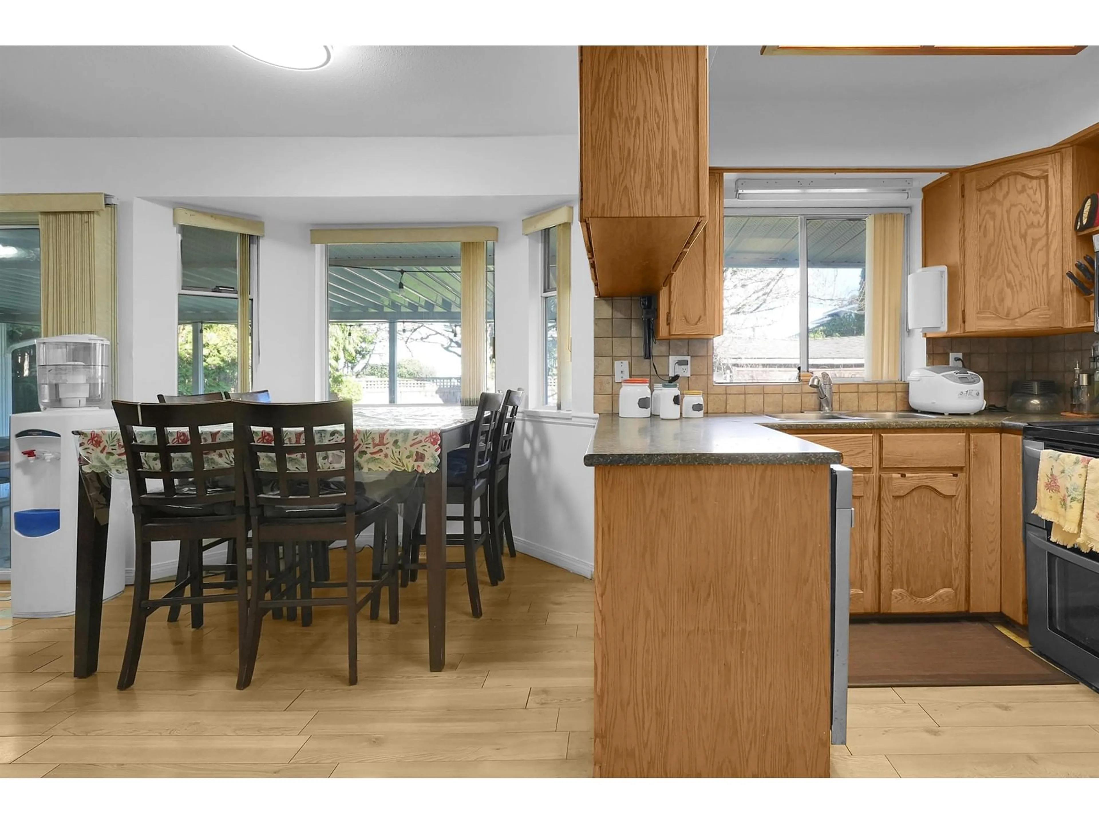 Standard kitchen, wood/laminate floor for 9452 157A, Surrey British Columbia V4N3B6
