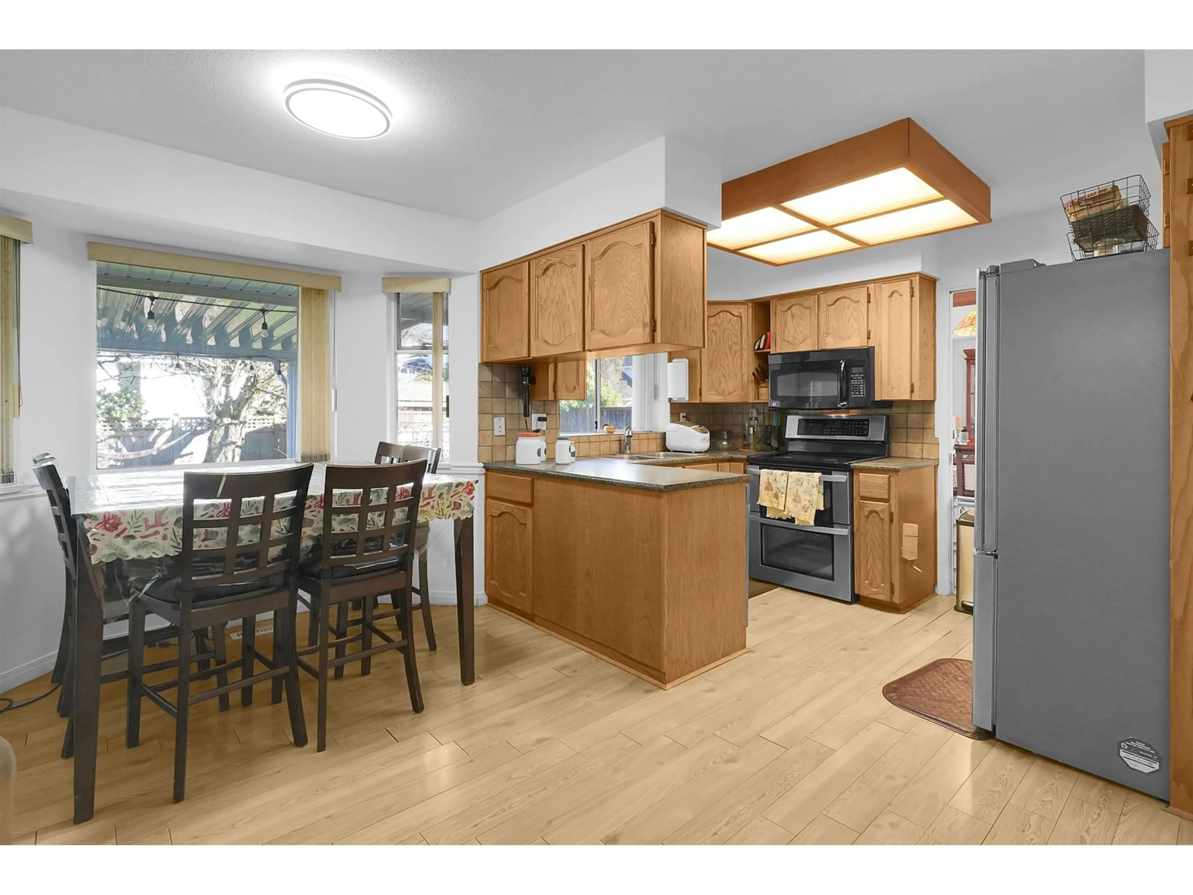 Open concept kitchen, wood/laminate floor for 9452 157A, Surrey British Columbia V4N3B6