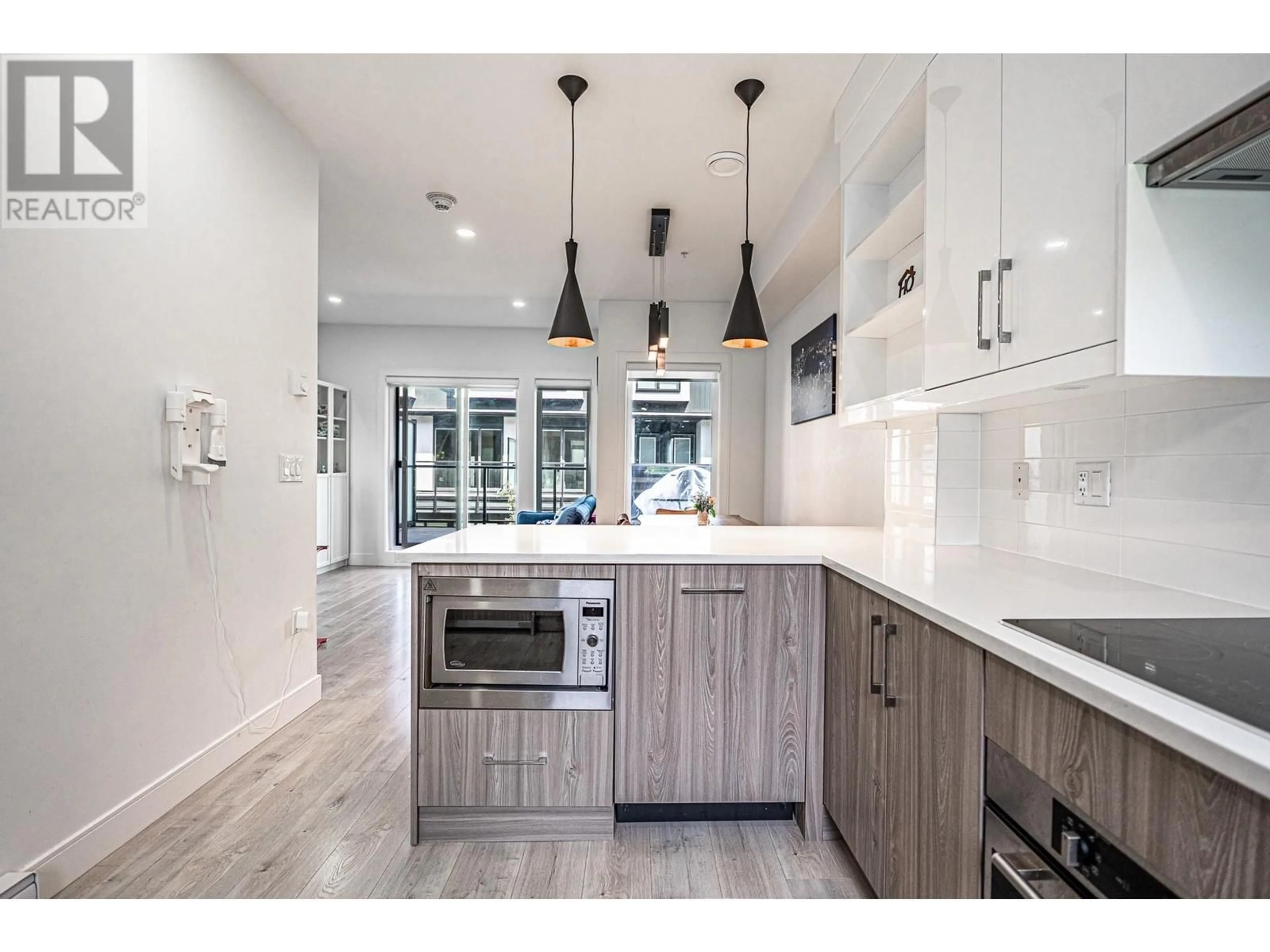 Open concept kitchen, ceramic/tile floor for 214 - 7131 17TH AVENUE, Burnaby British Columbia V3N1K8
