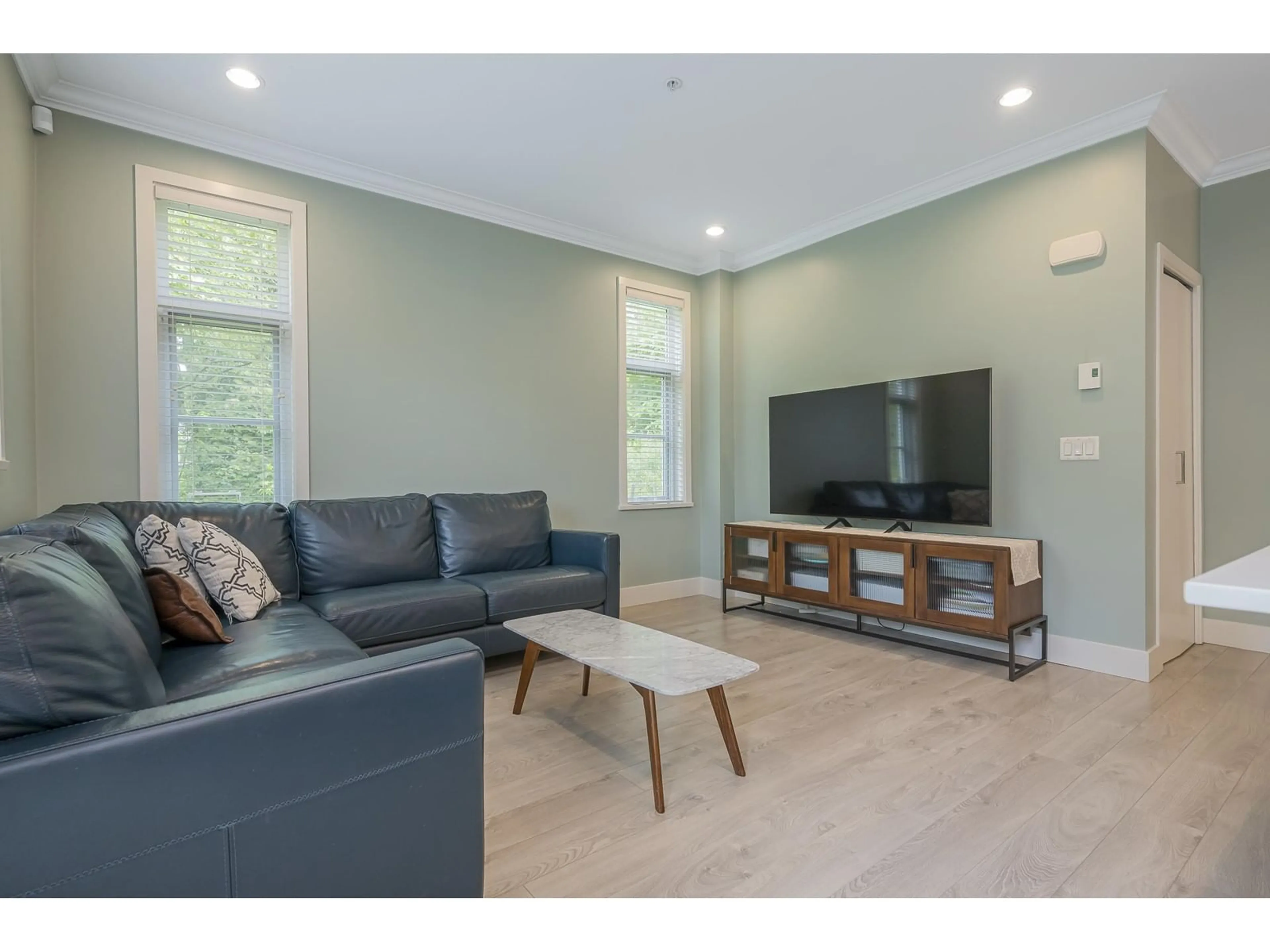 Living room with furniture, wood/laminate floor for 18 - 2958 159, Surrey British Columbia V3Z0R1
