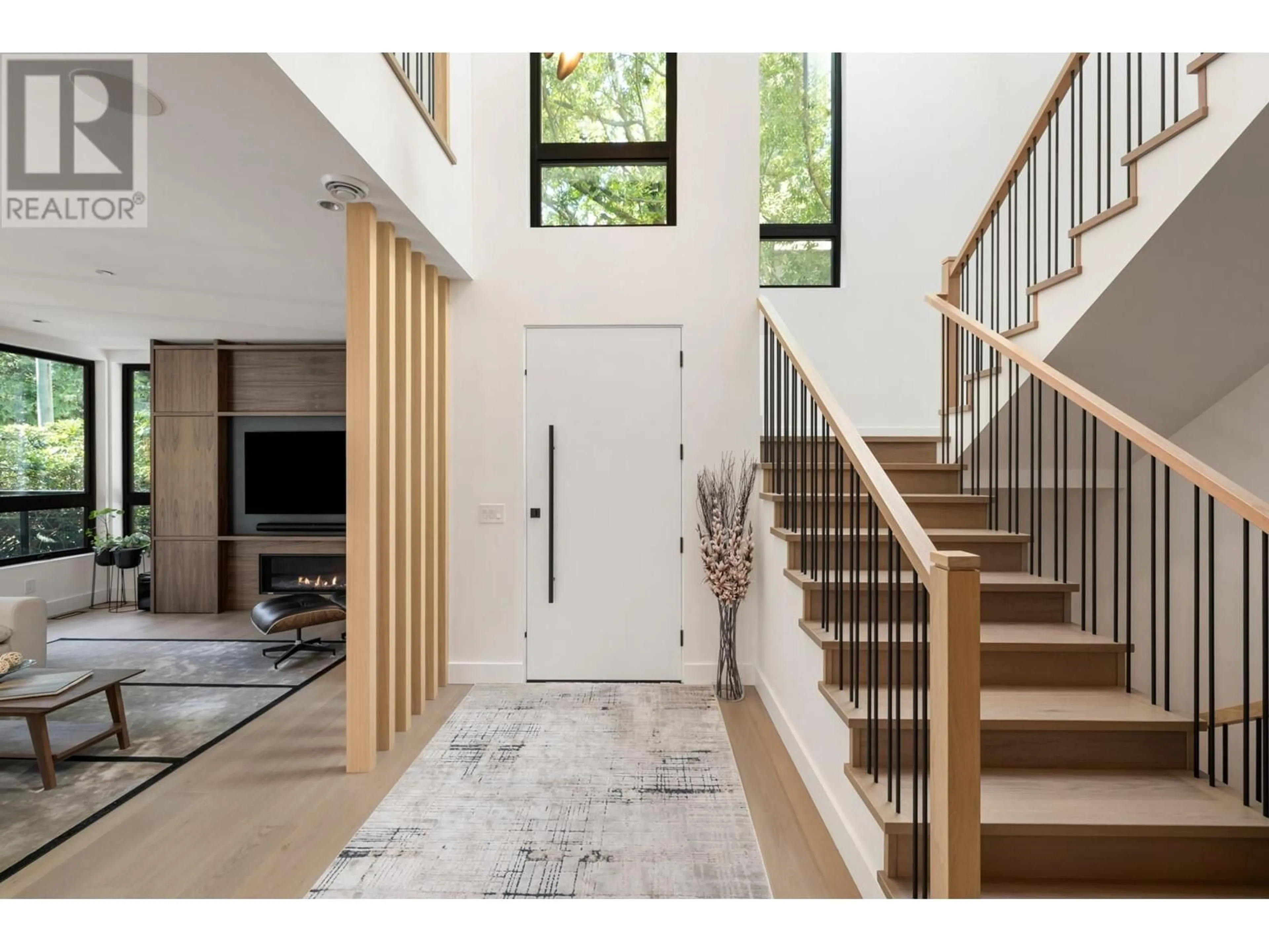 Indoor entryway for 4841 THE DALE, West Vancouver British Columbia V7W1K2