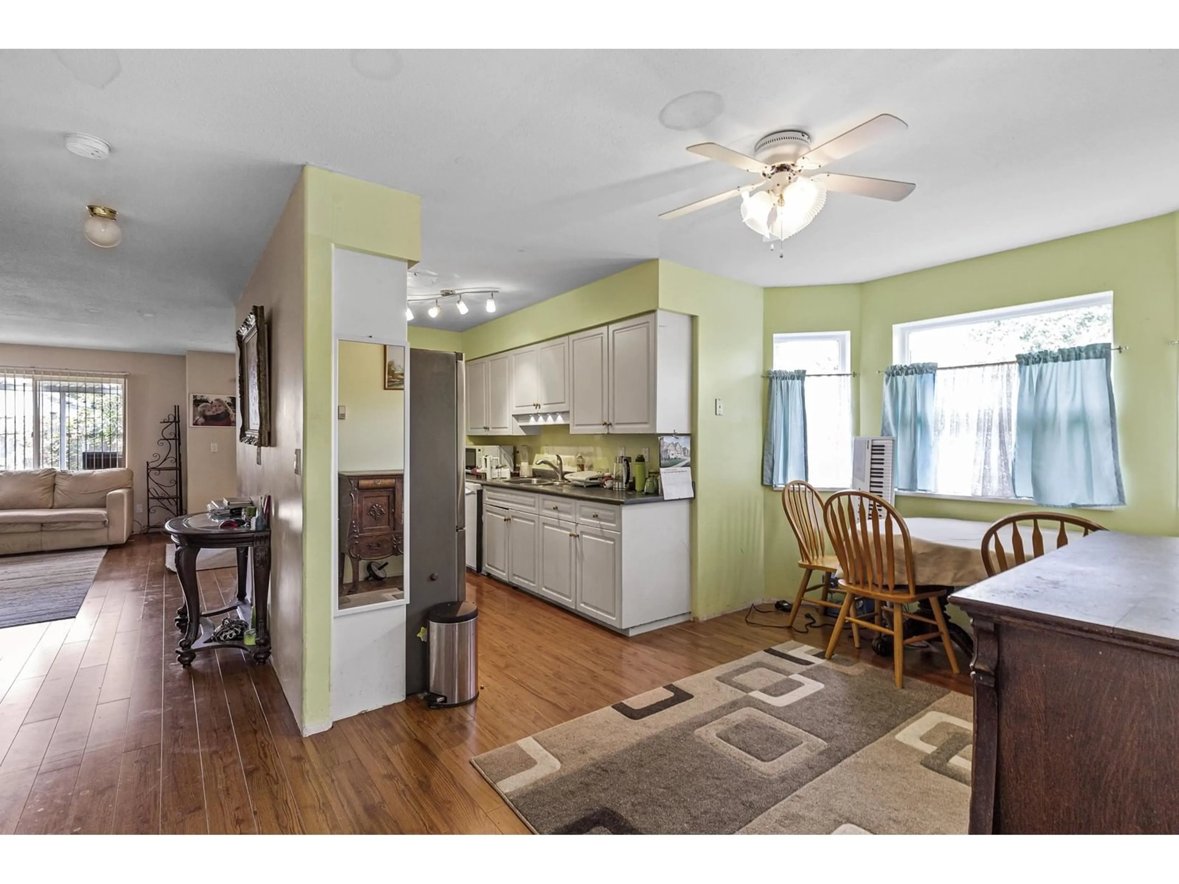 Open concept kitchen, wood/laminate floor for 5 - 32139 7TH, Mission British Columbia V2V2A9
