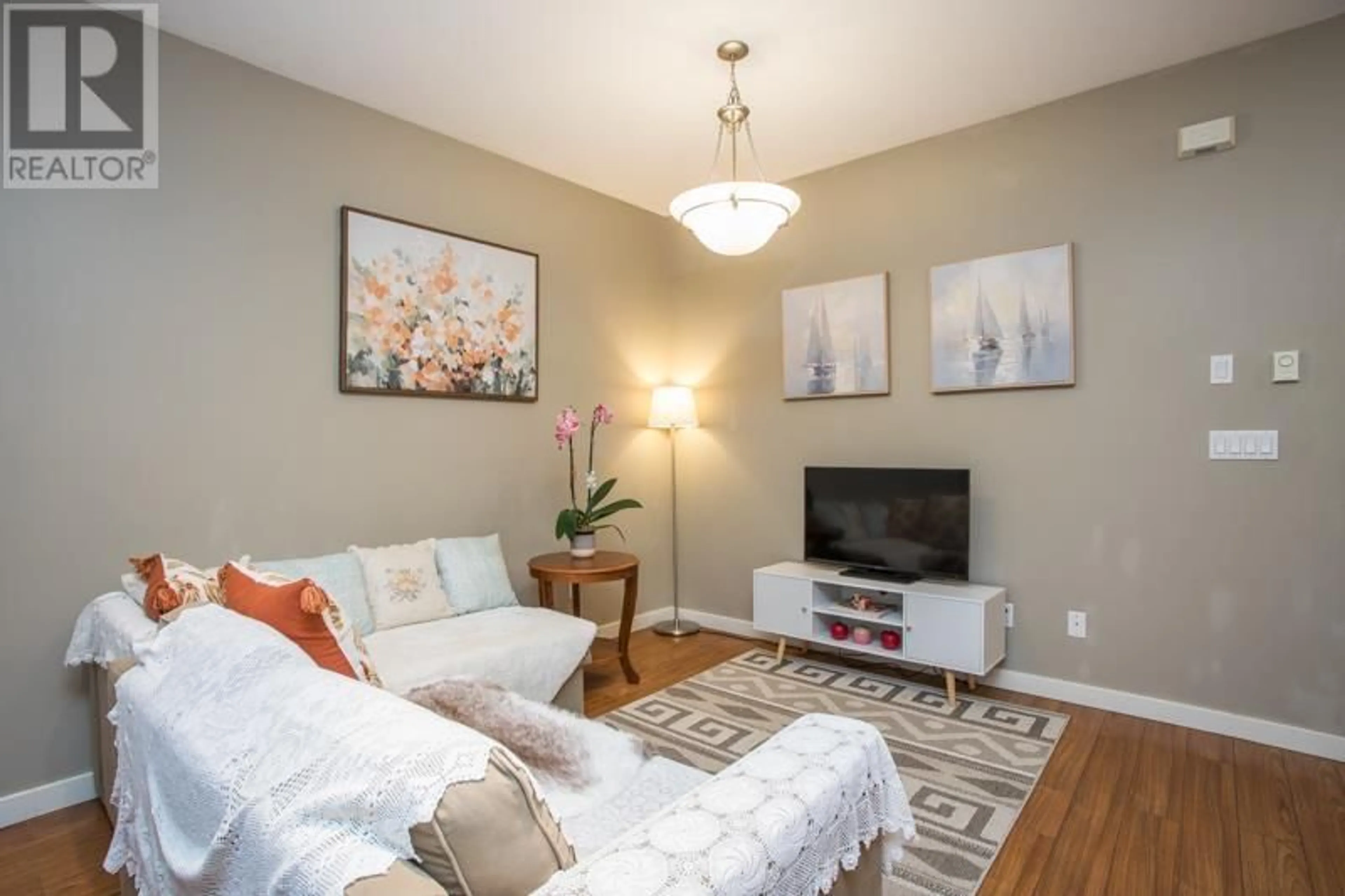 Living room with furniture, wood/laminate floor for 16 - 8600 NO. 3 ROAD, Richmond British Columbia V6Y2E8