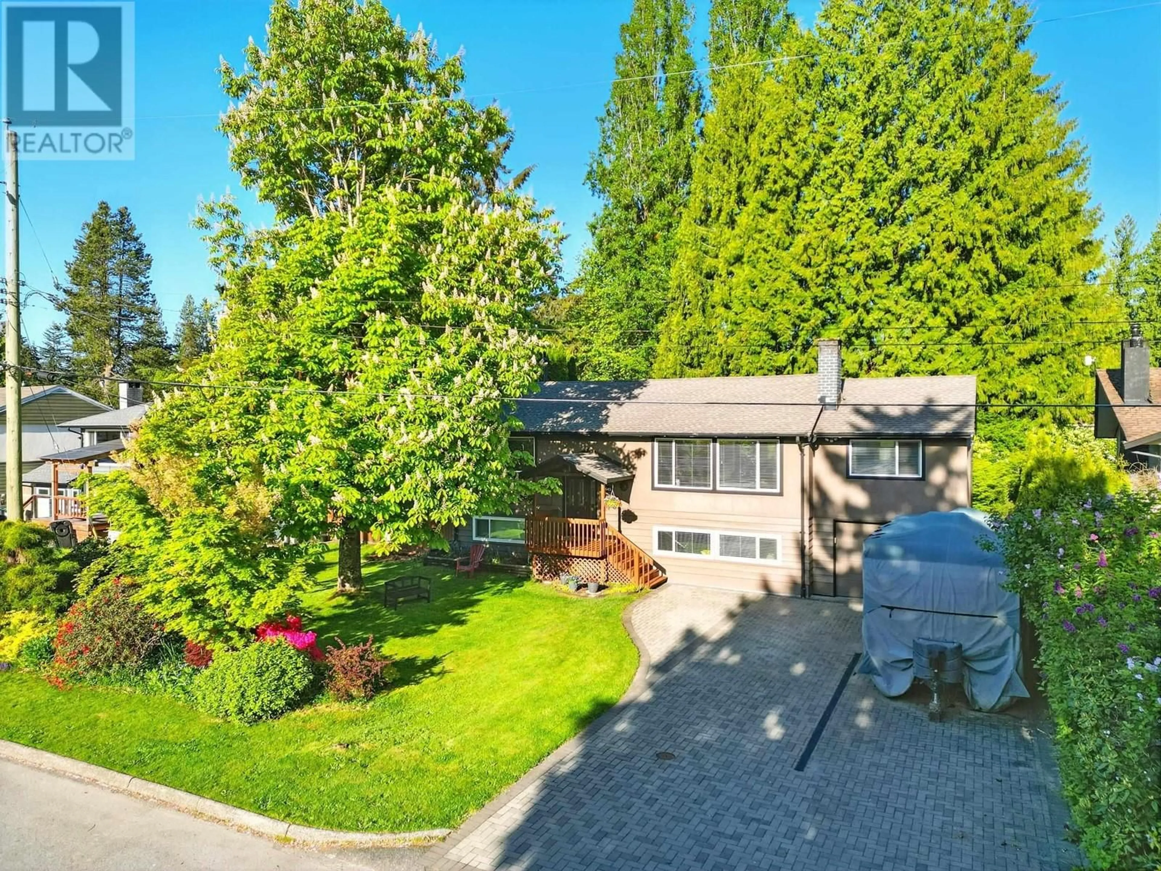 A pic from outside/outdoor area/front of a property/back of a property/a pic from drone, street for 2645 POPLYNN DRIVE, North Vancouver British Columbia V7J2Y1