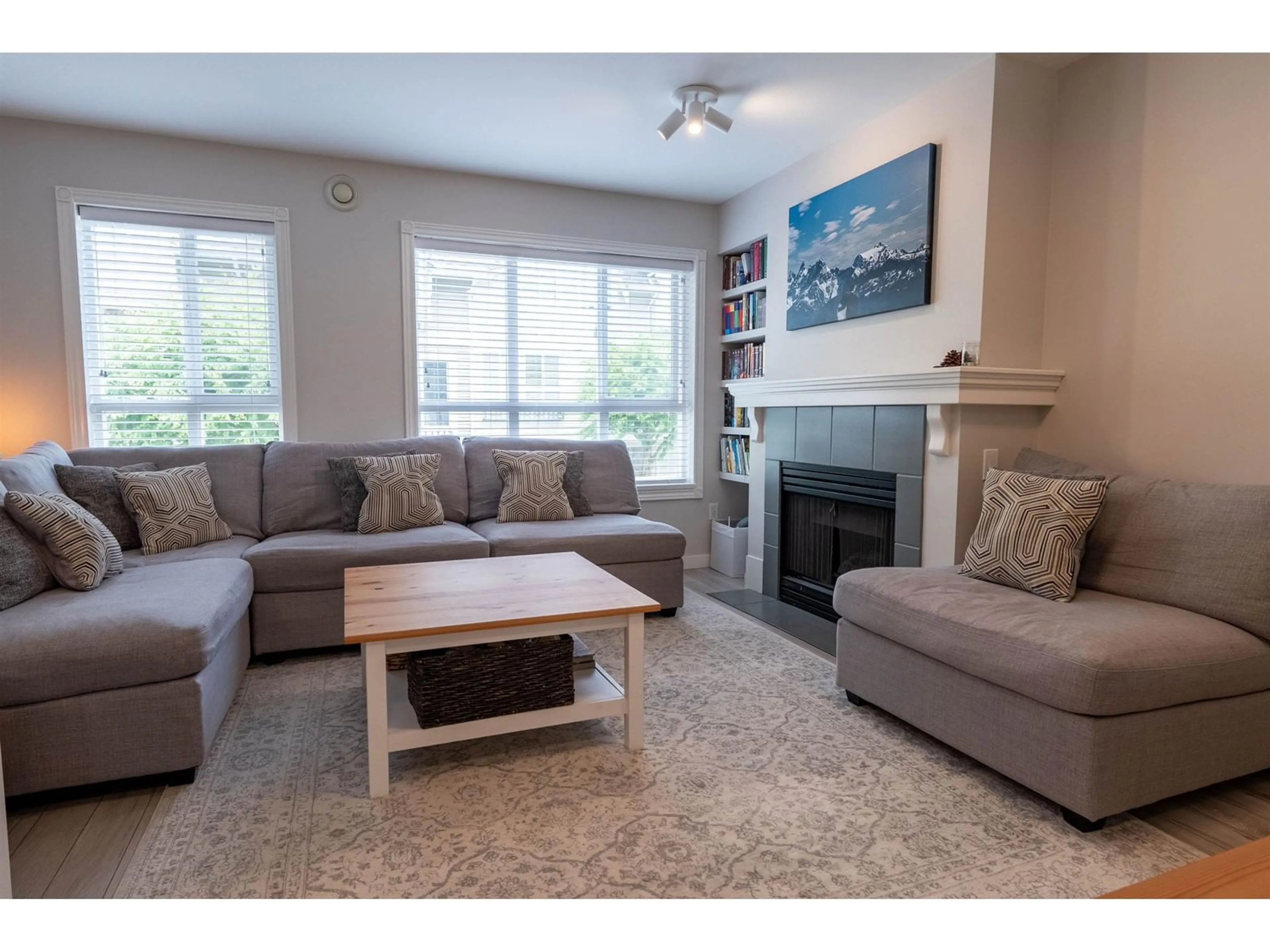 Living room with furniture, wood/laminate floor for 63 - 8844 208, Langley British Columbia V1M3X7