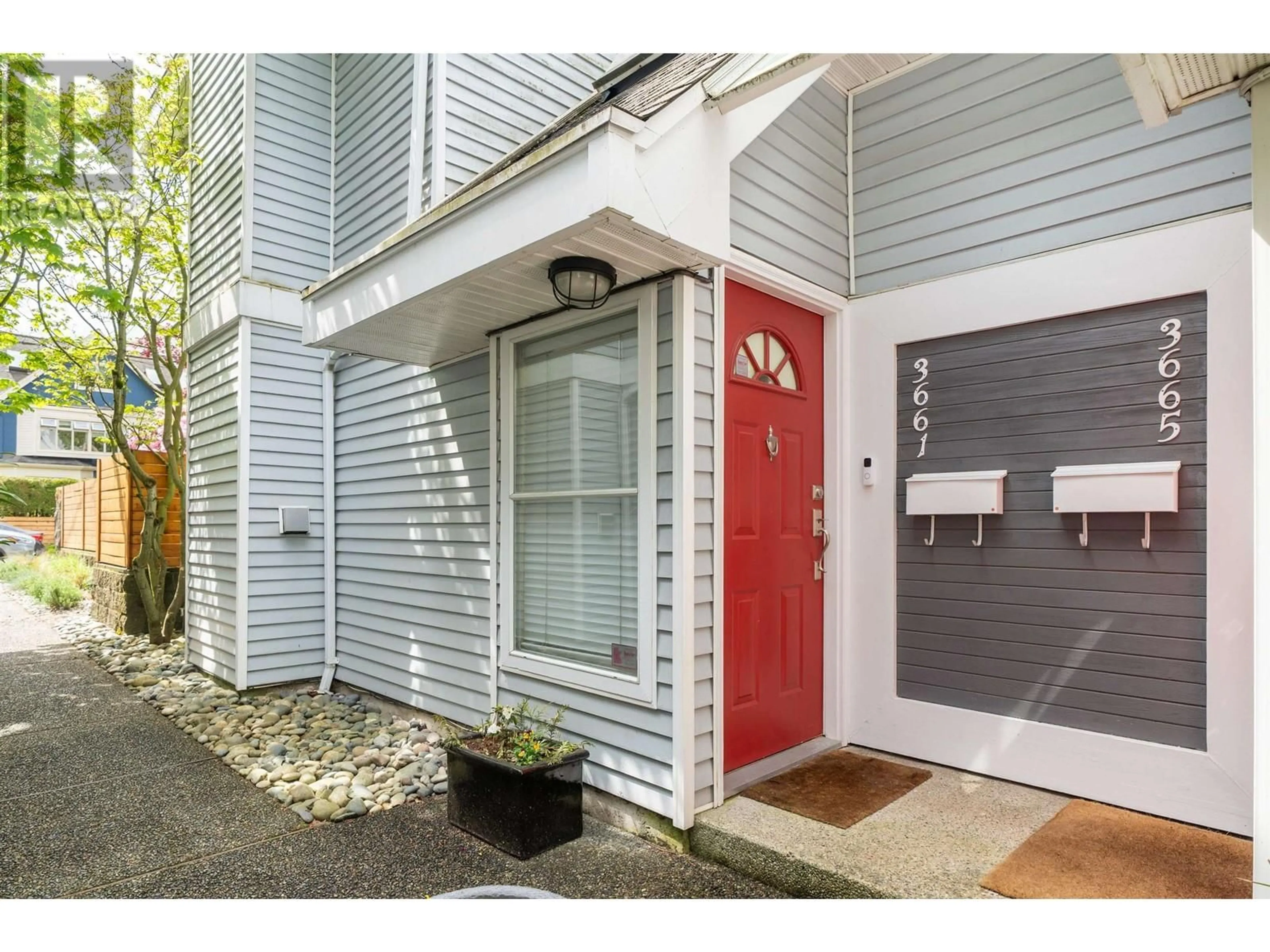 Indoor entryway for 3661 8TH AVENUE, Vancouver British Columbia V6R1Y9