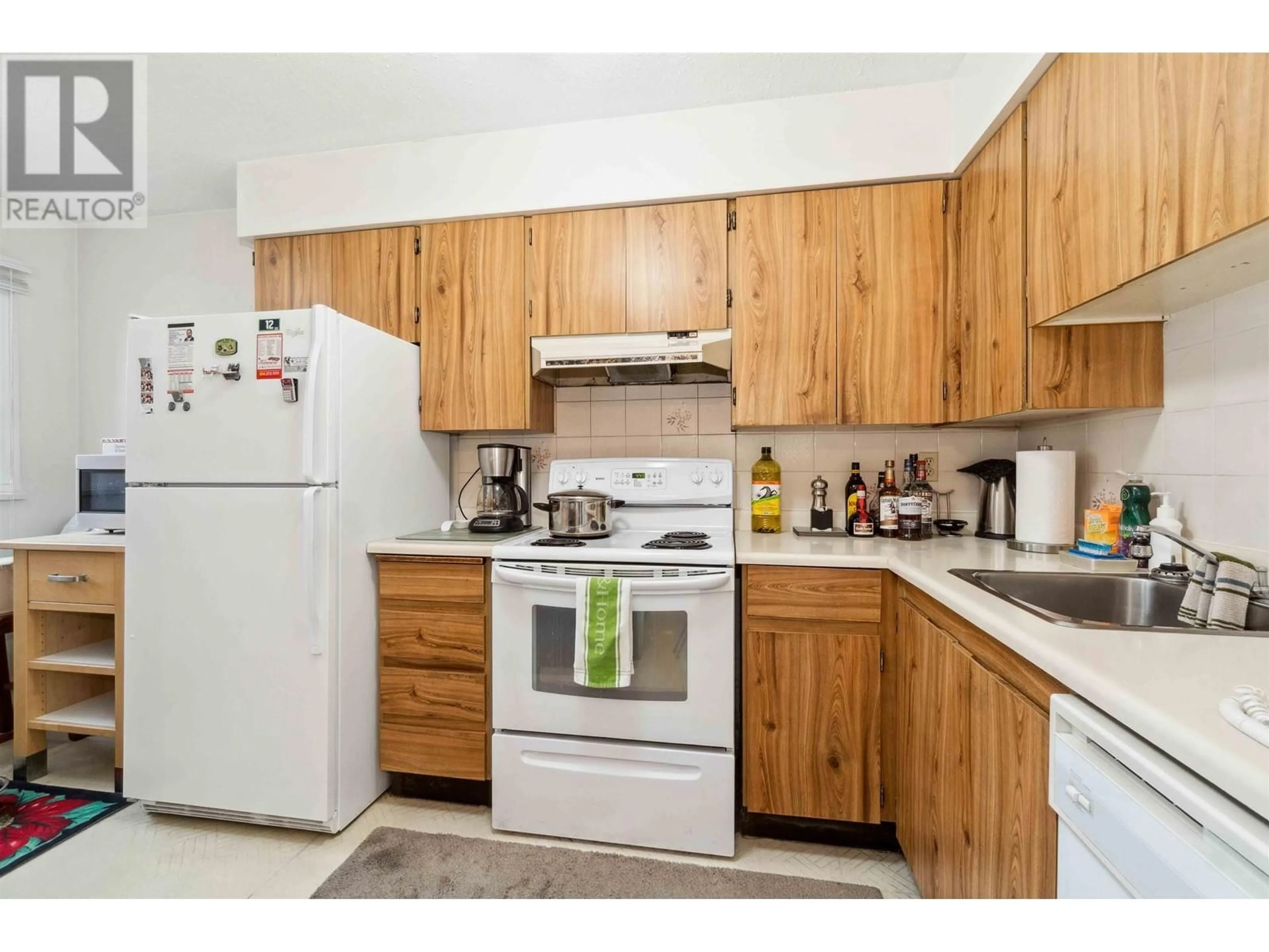 Standard kitchen, wood/laminate floor for 34 - 6111 TIFFANY BOULEVARD, Richmond British Columbia V7C4Y7