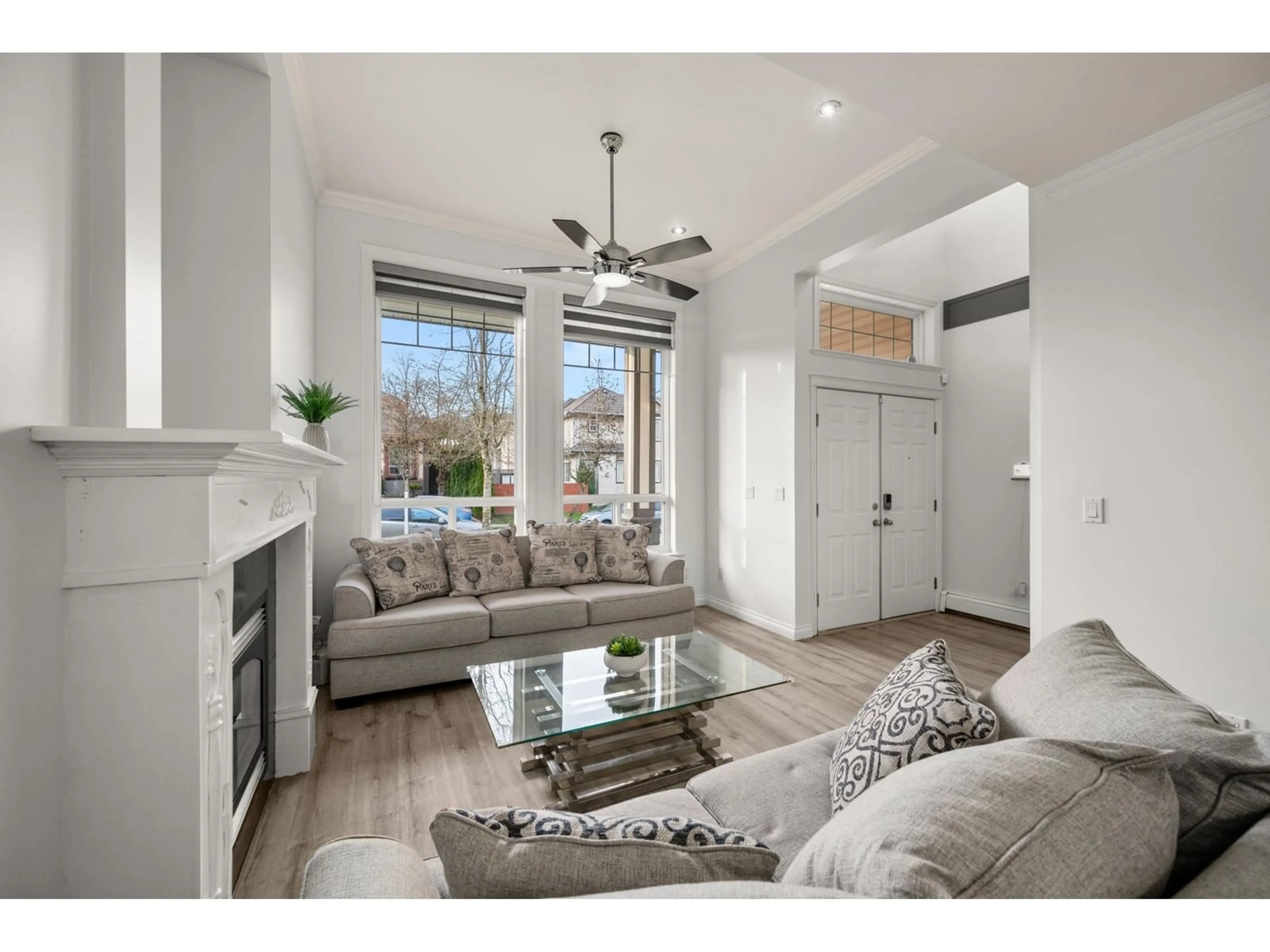 Living room with furniture, unknown for 14630 80A, Surrey British Columbia V3S9Y6