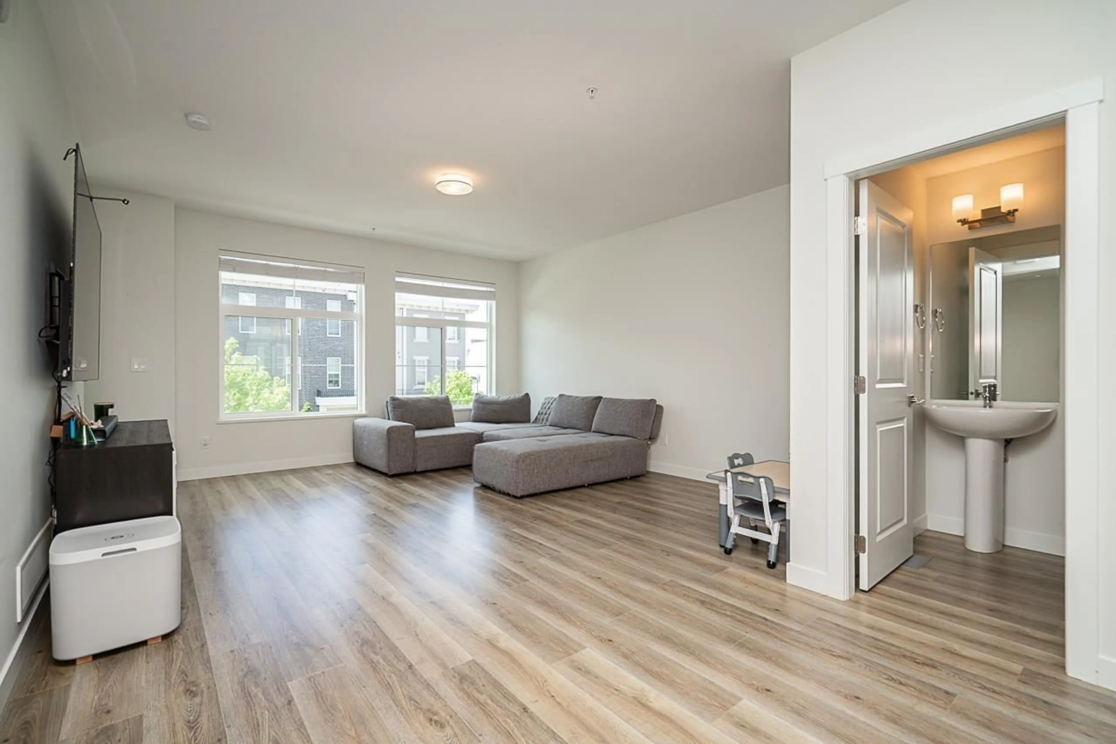 Living room with furniture, wood/laminate floor for 40 - 8370 202B, Langley British Columbia V2Y4K8