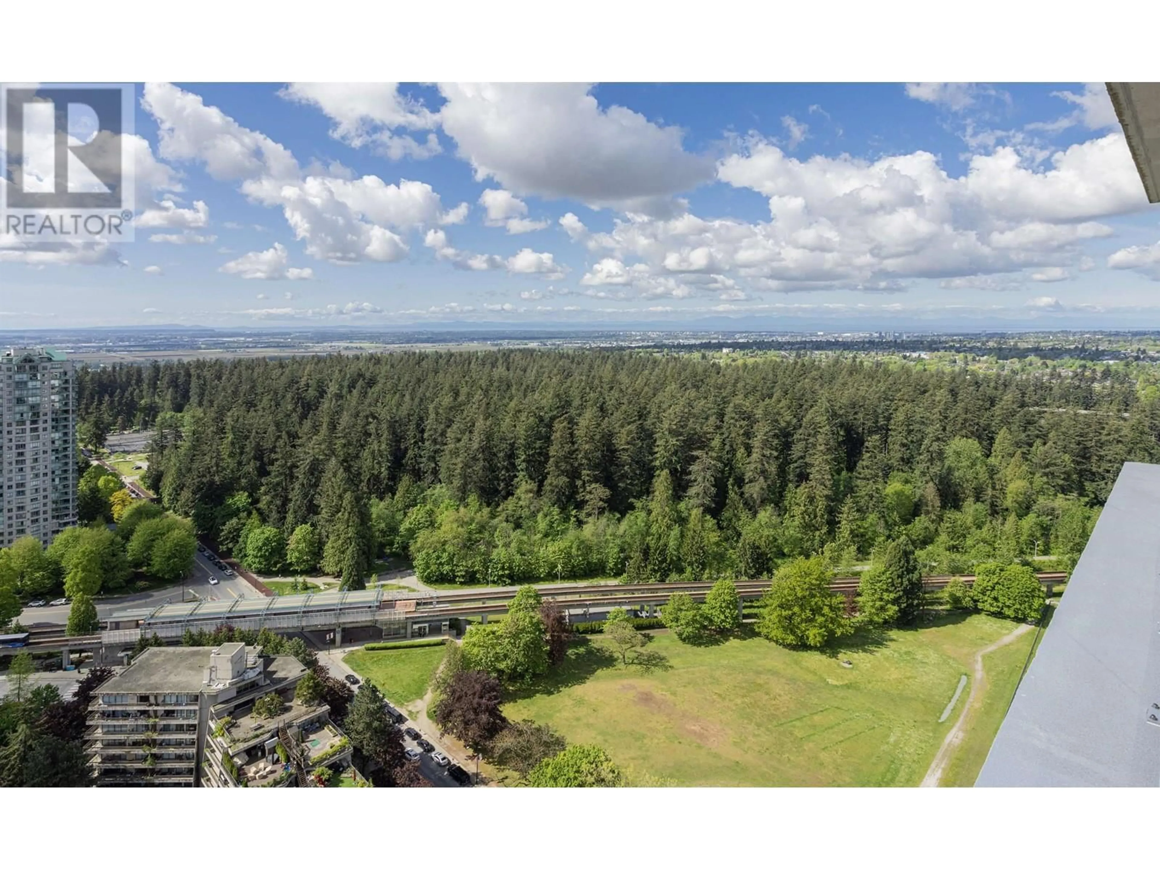 A pic from outside/outdoor area/front of a property/back of a property/a pic from drone, forest/trees view for 3905 - 5883 BARKER AVENUE, Burnaby British Columbia V5H0G4