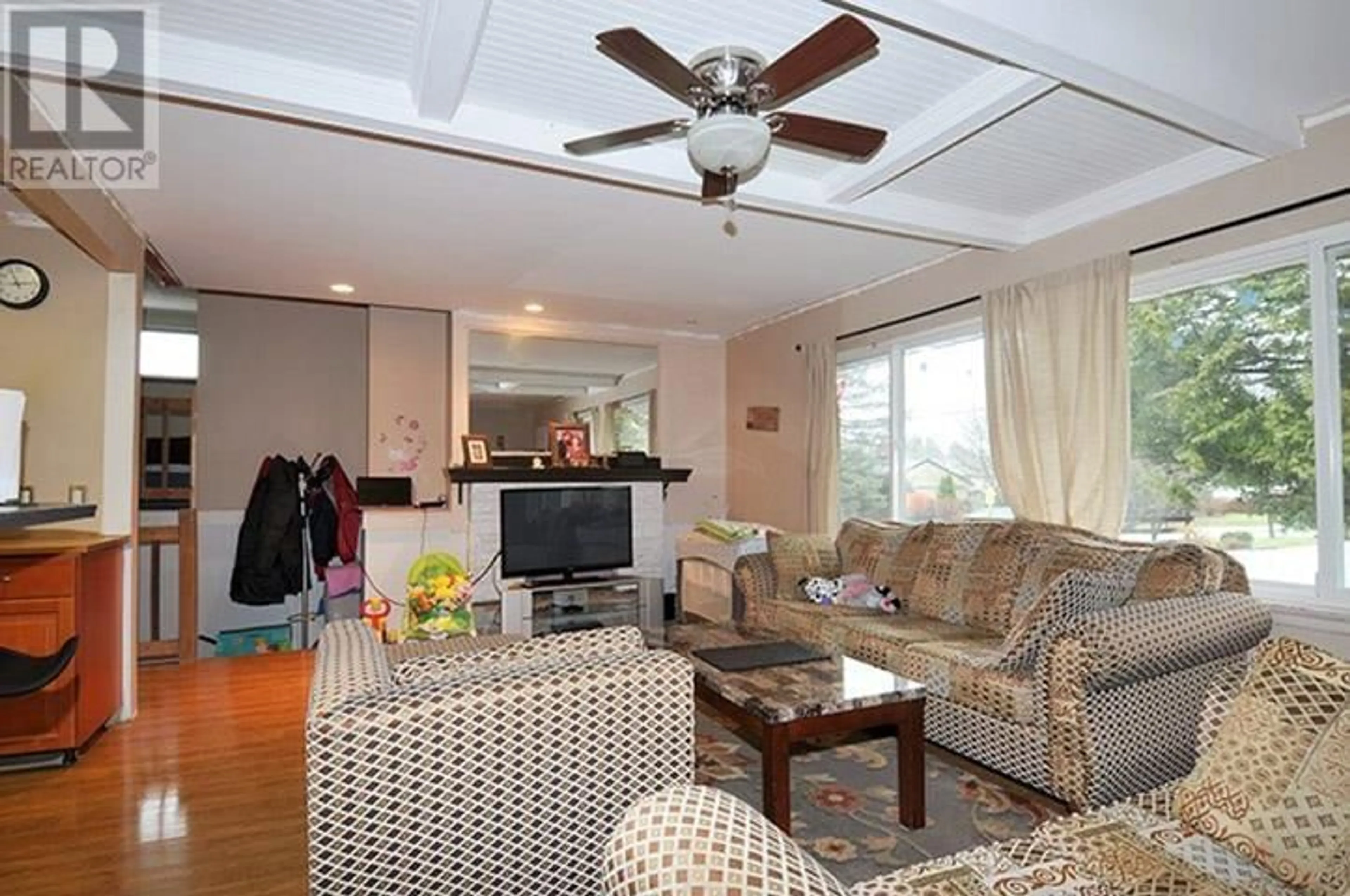 Living room with furniture, wood/laminate floor for 12275 HILLSIDE STREET, Maple Ridge British Columbia V2X5W9