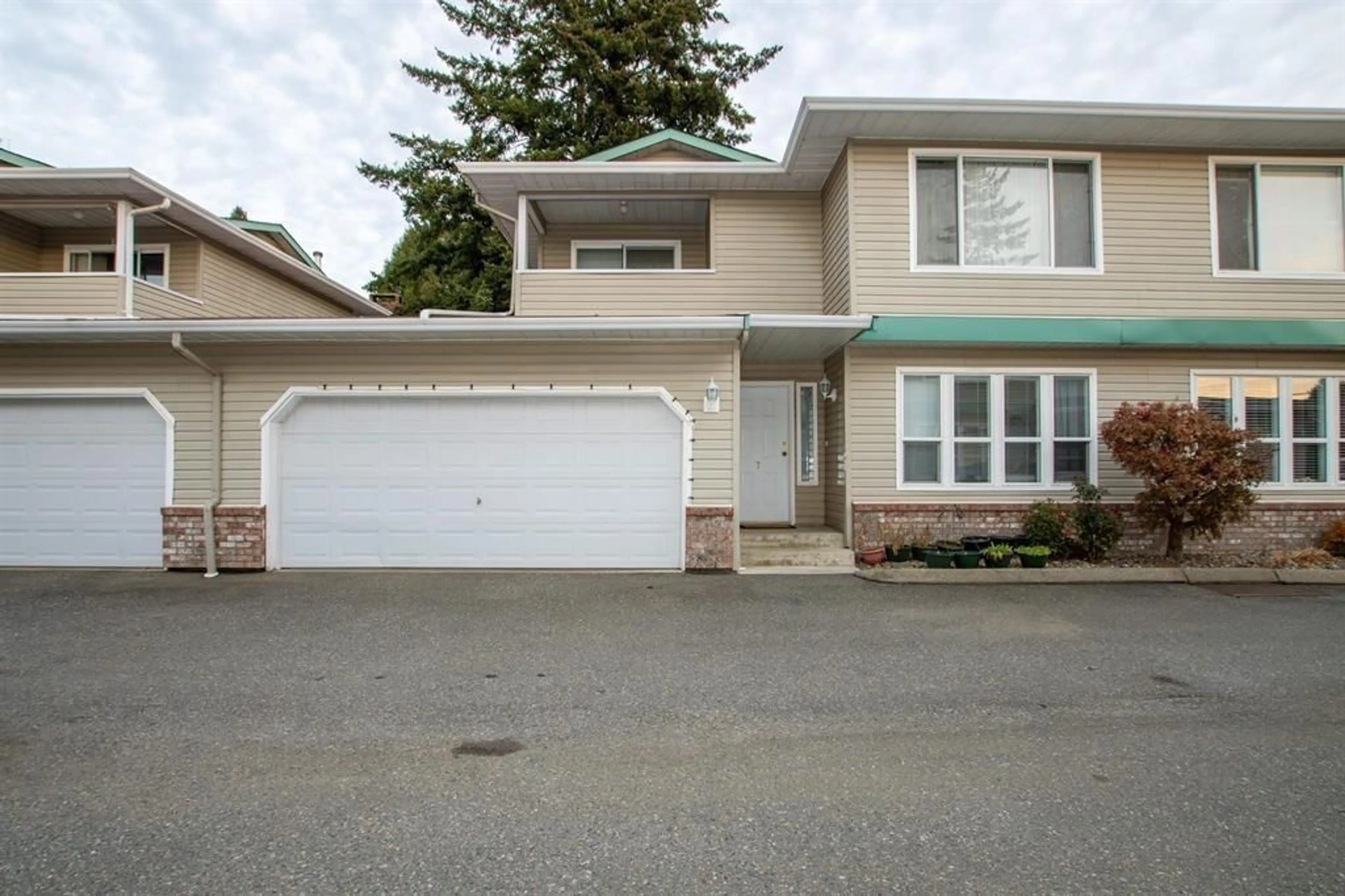 Home with vinyl exterior material, street for 7 - 46209 CESSNA DRIVE, Chilliwack British Columbia V2P1A7
