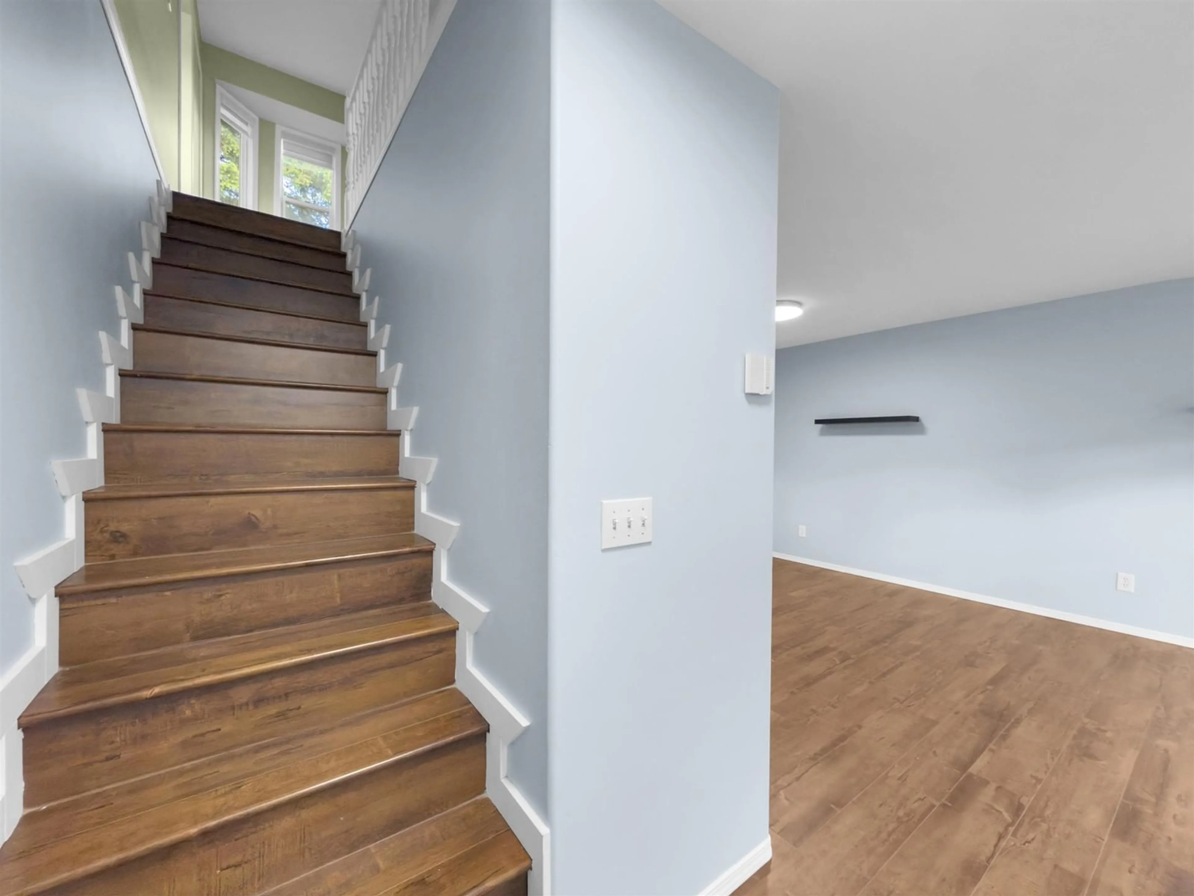 Stairs for 7 - 46209 CESSNA DRIVE, Chilliwack British Columbia V2P1A7
