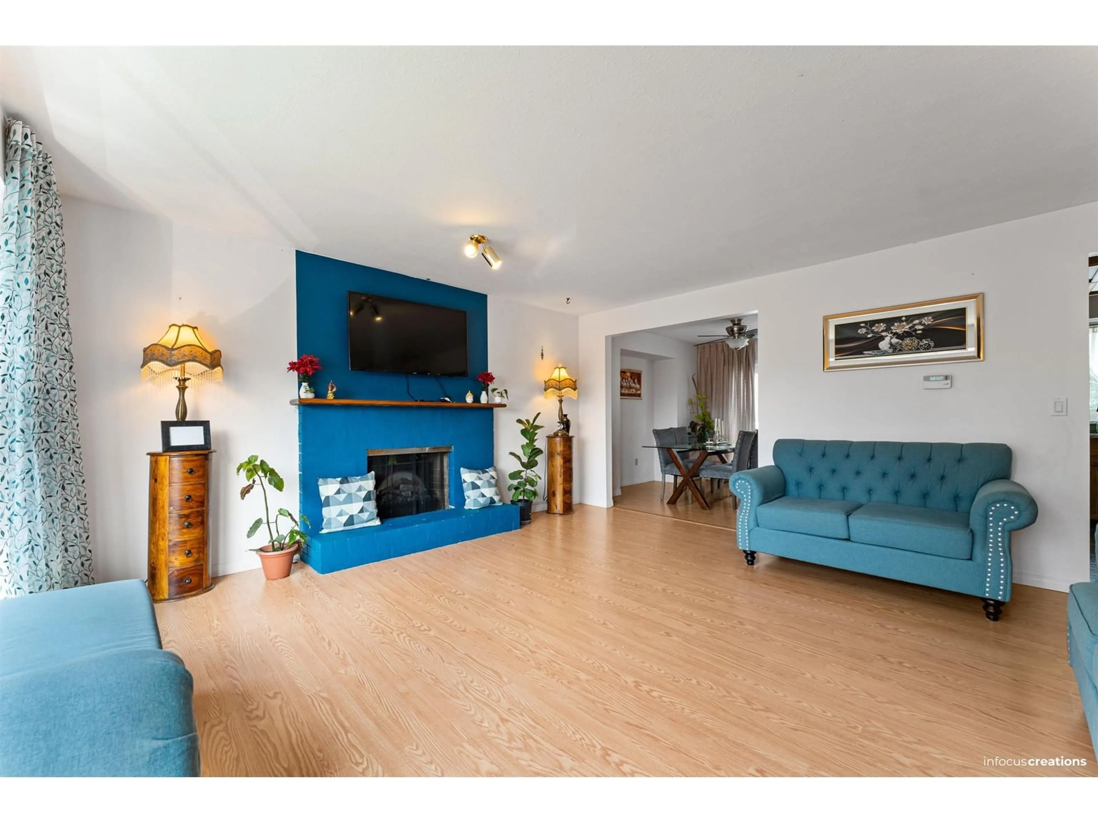 Living room with furniture, wood/laminate floor for 7586 115, Delta British Columbia V4C5M8