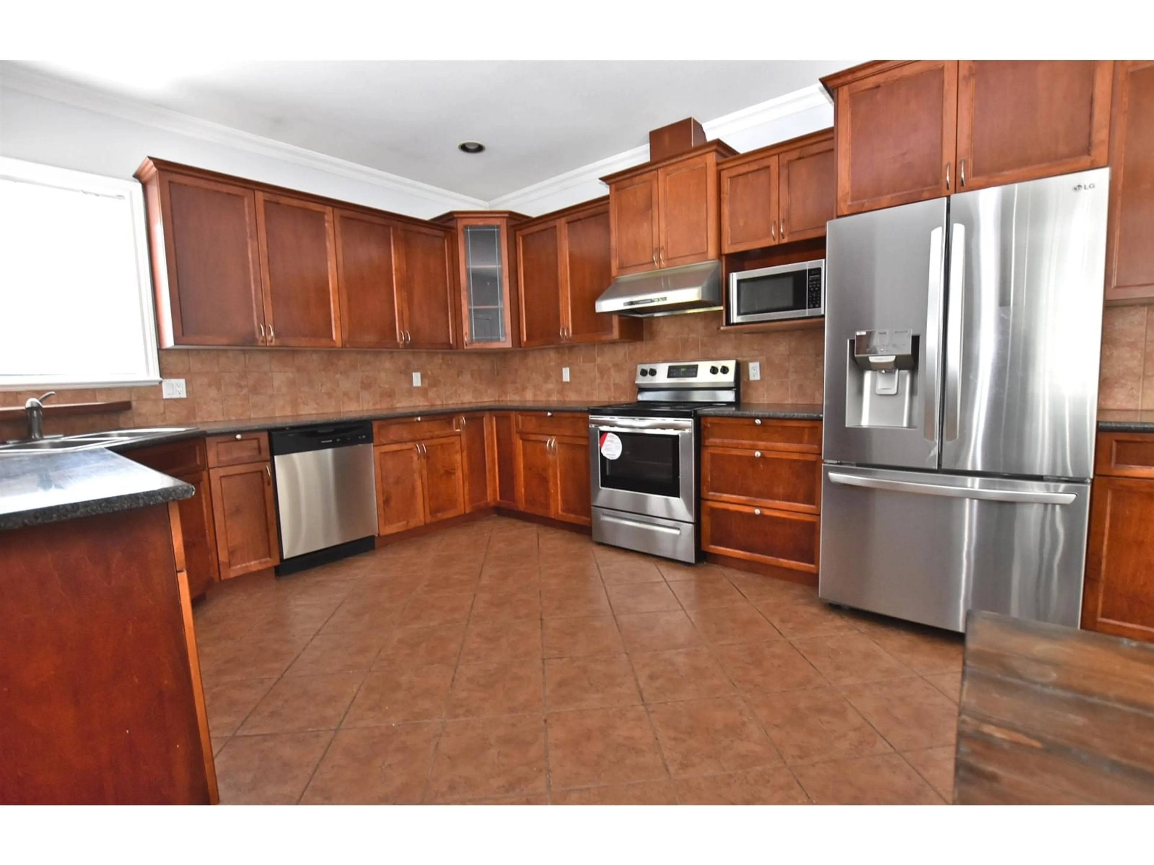 Standard kitchen, ceramic/tile floor for 14858 74, Surrey British Columbia V3S0T9