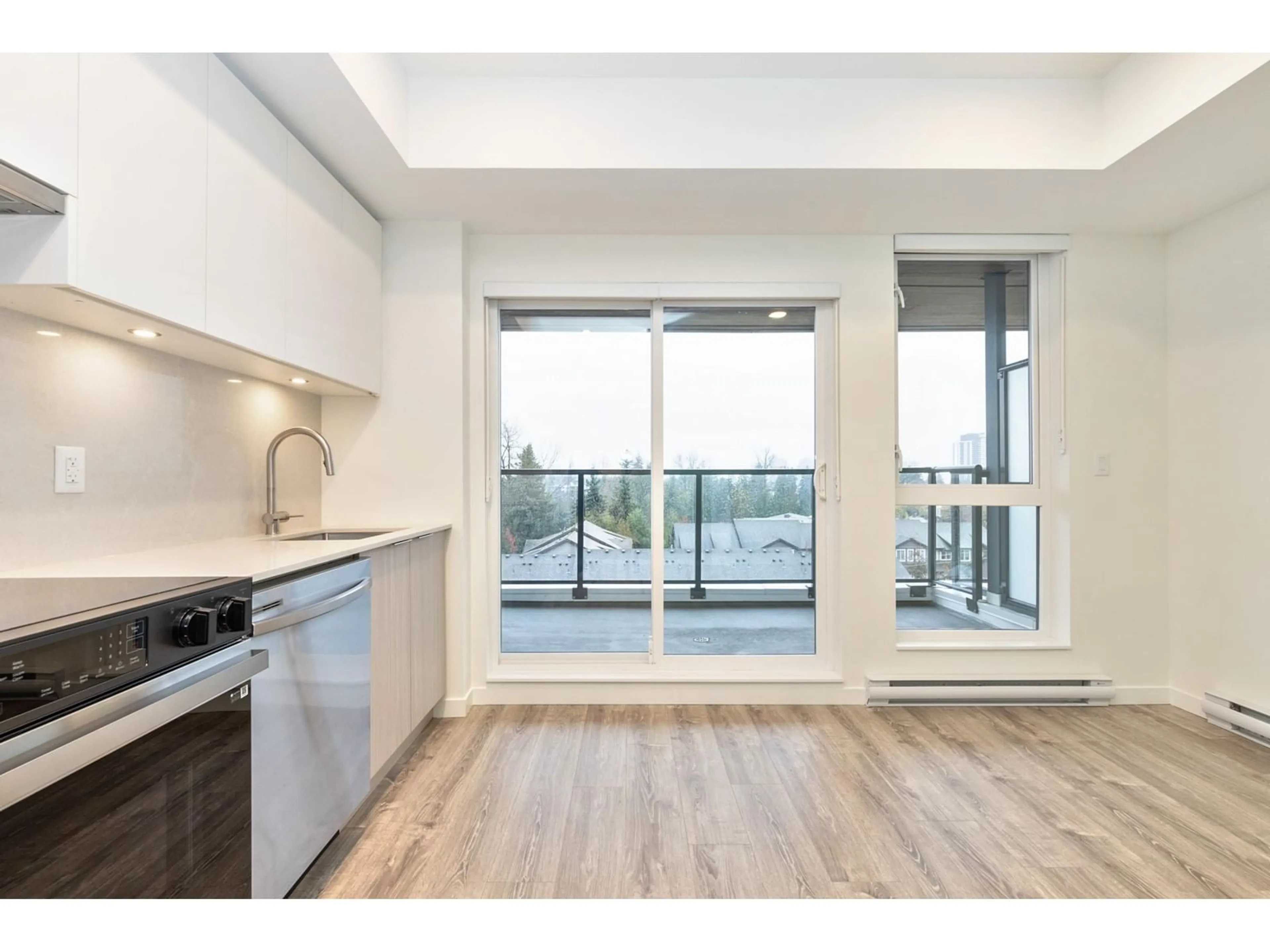 Open concept kitchen, wood/laminate floor for W614 - 10828 139A, Surrey British Columbia V3R0H3