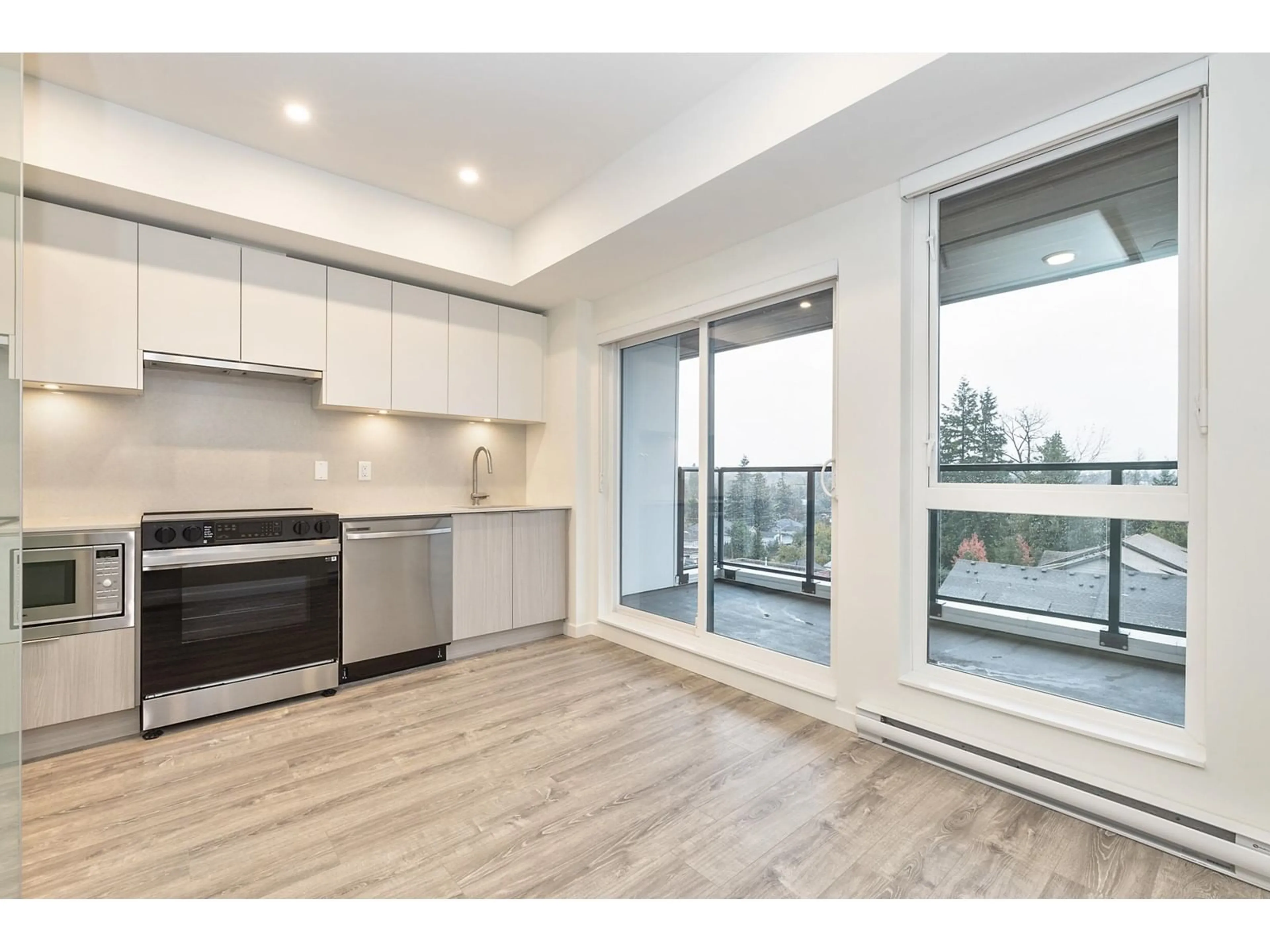 Open concept kitchen, wood/laminate floor for W614 - 10828 139A, Surrey British Columbia V3R0H3