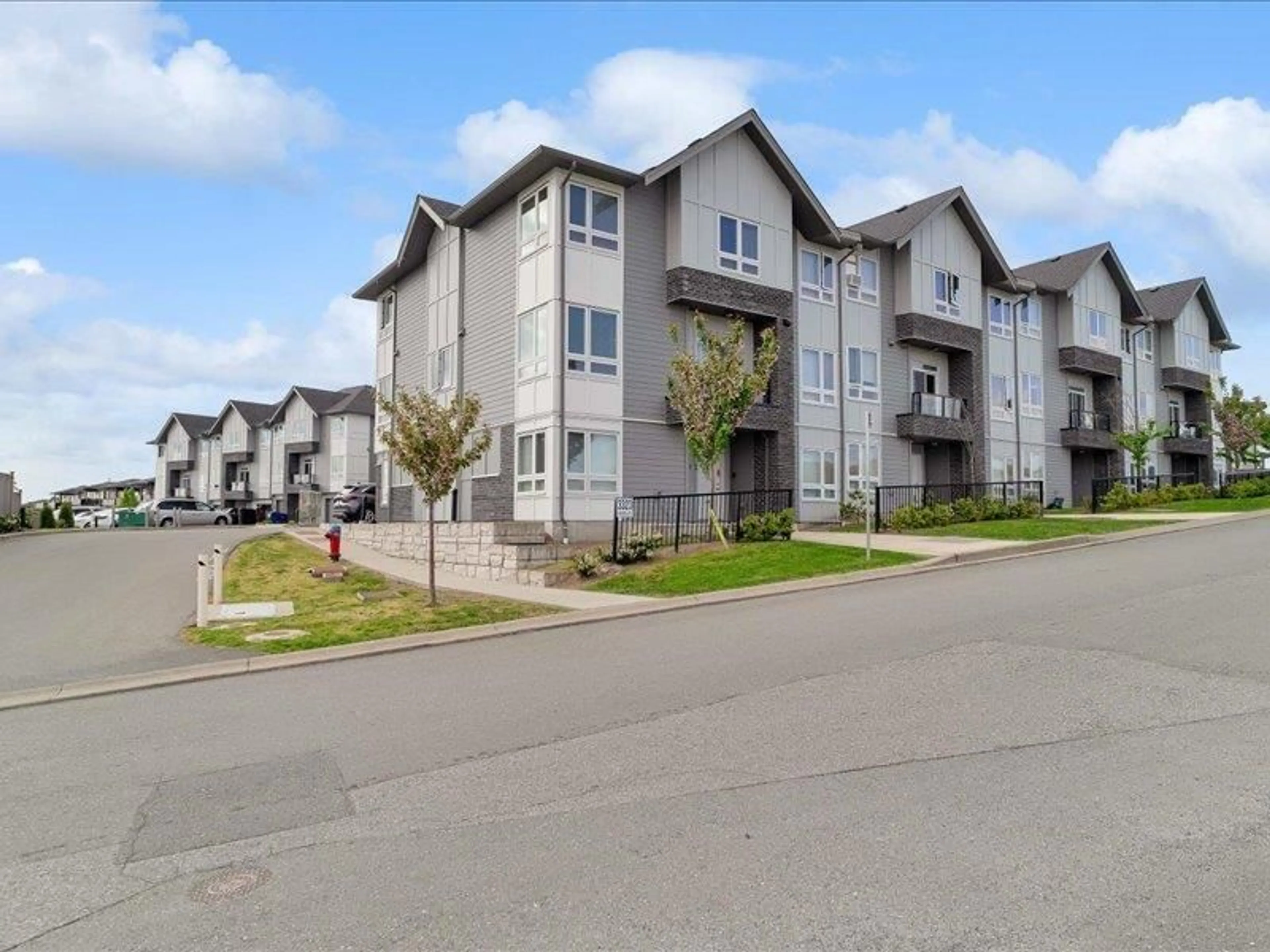 A pic from outside/outdoor area/front of a property/back of a property/a pic from drone, street for 4 - 3323 ROCKHILL, Abbotsford British Columbia V2T0J9