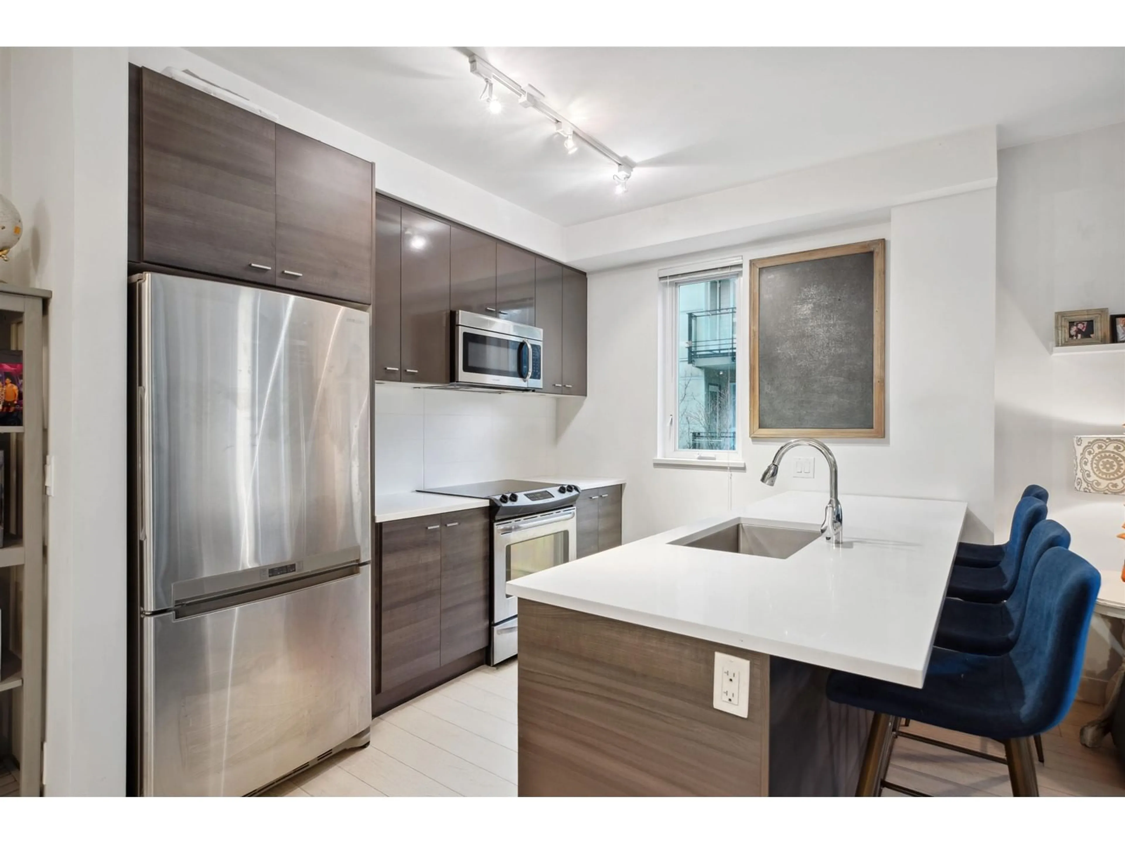 Standard kitchen, unknown for 212 - 13925 FRASER, Surrey British Columbia V3T4E6