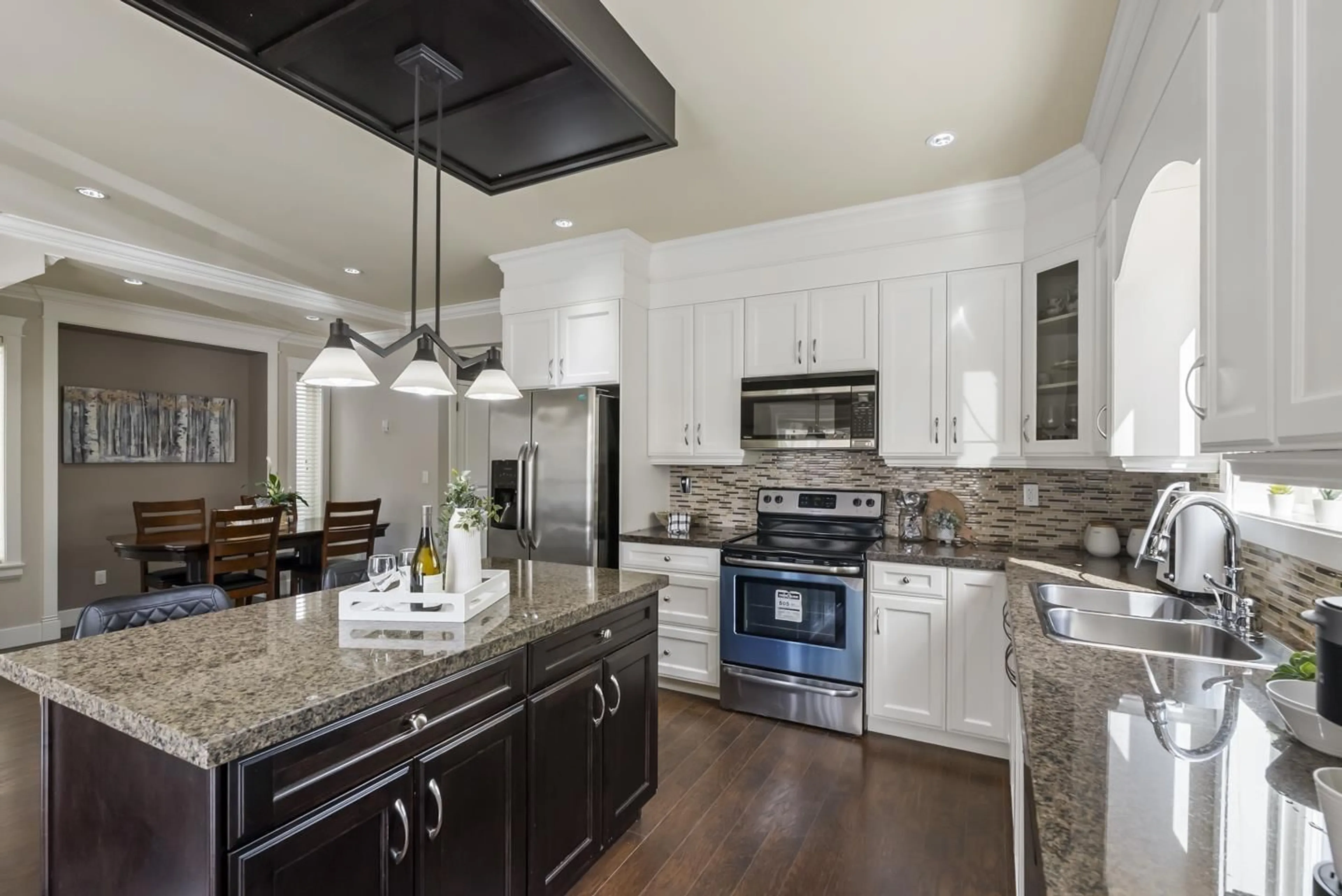 Open concept kitchen, ceramic/tile floor for 7151 196, Surrey British Columbia V4N5Z6