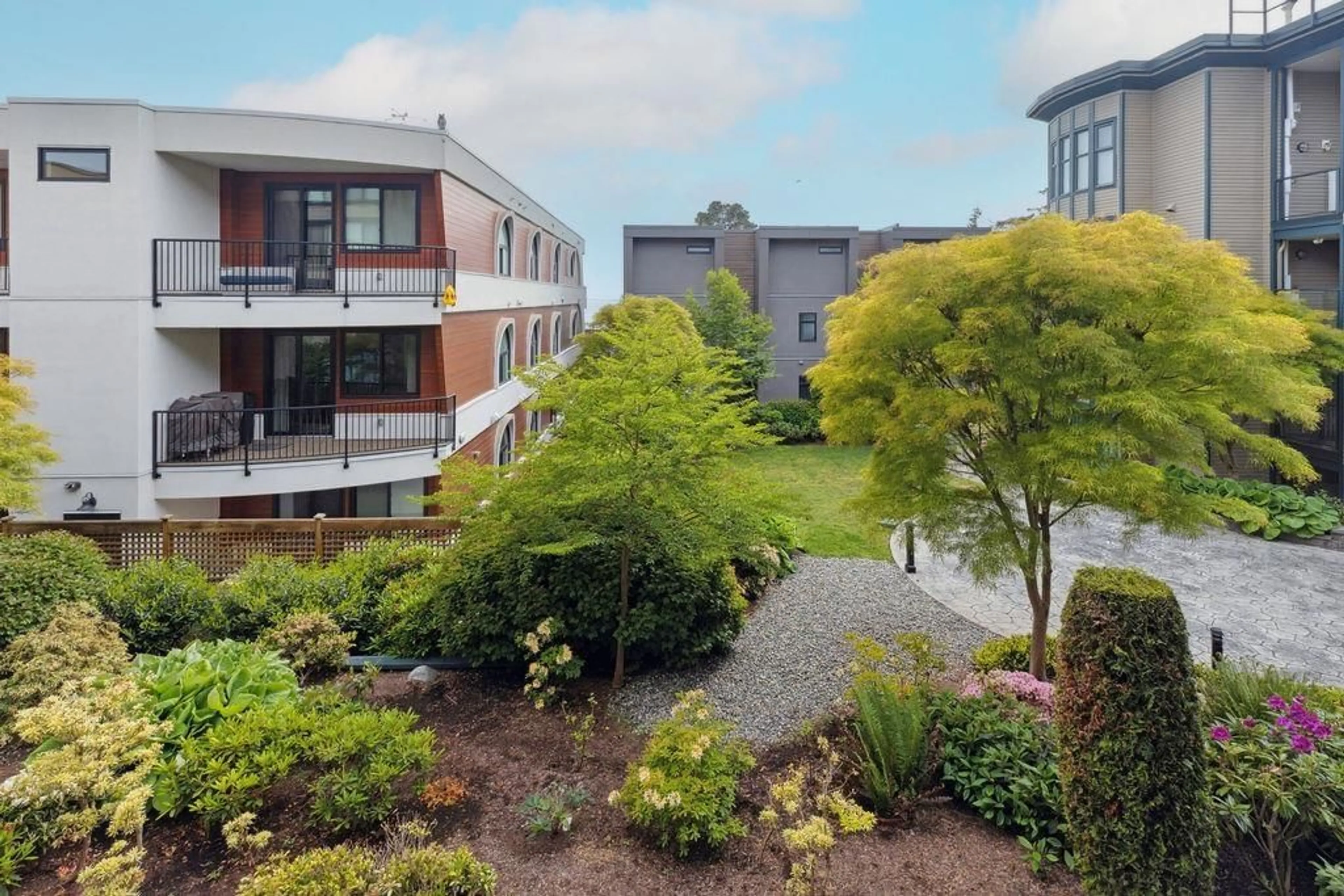 A pic from outside/outdoor area/front of a property/back of a property/a pic from drone, unknown for 220 - 15210 PACIFIC, White Rock British Columbia V4B5L2