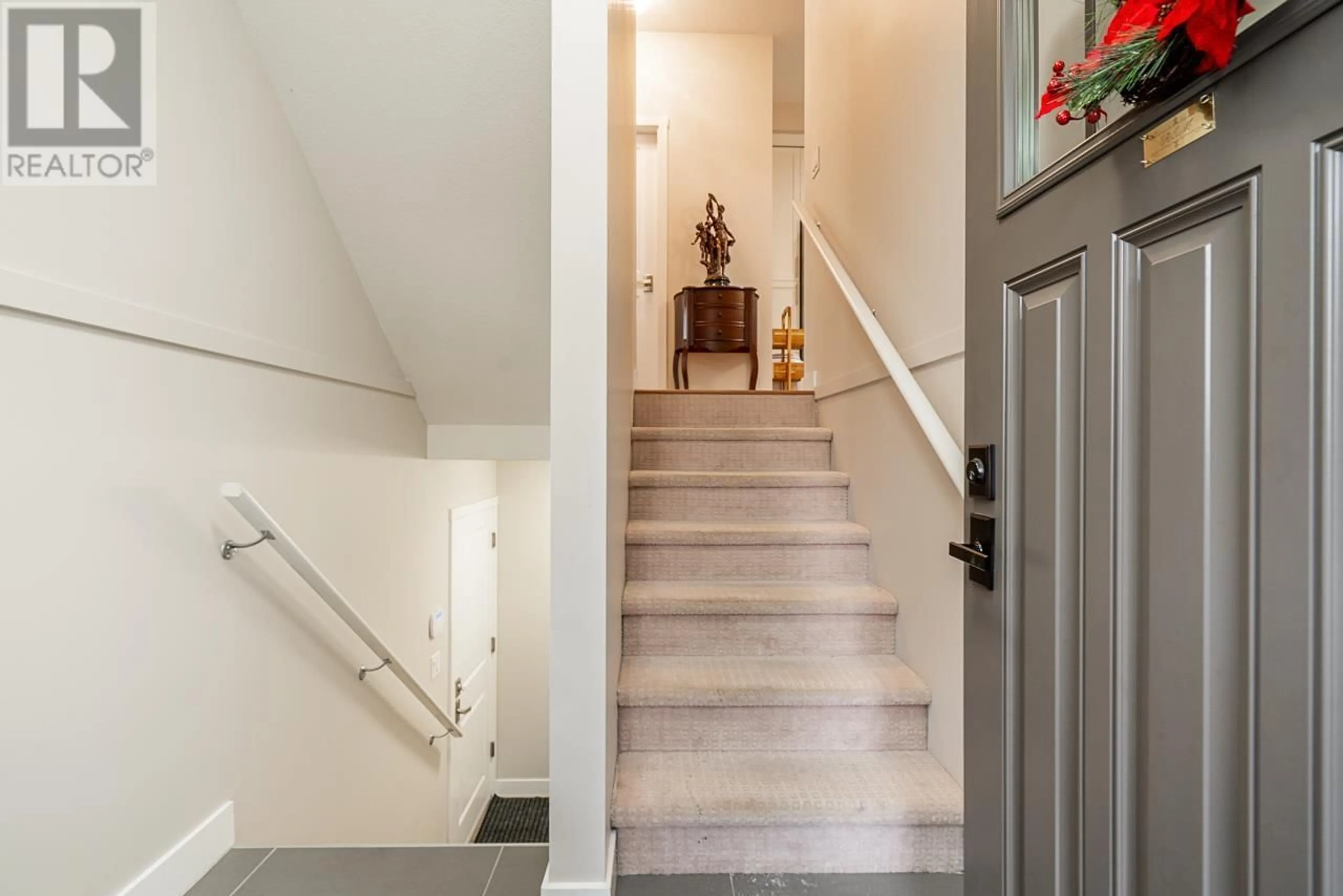 Indoor entryway for 122 - 1480 SOUTHVIEW STREET, Coquitlam British Columbia V3E0G5