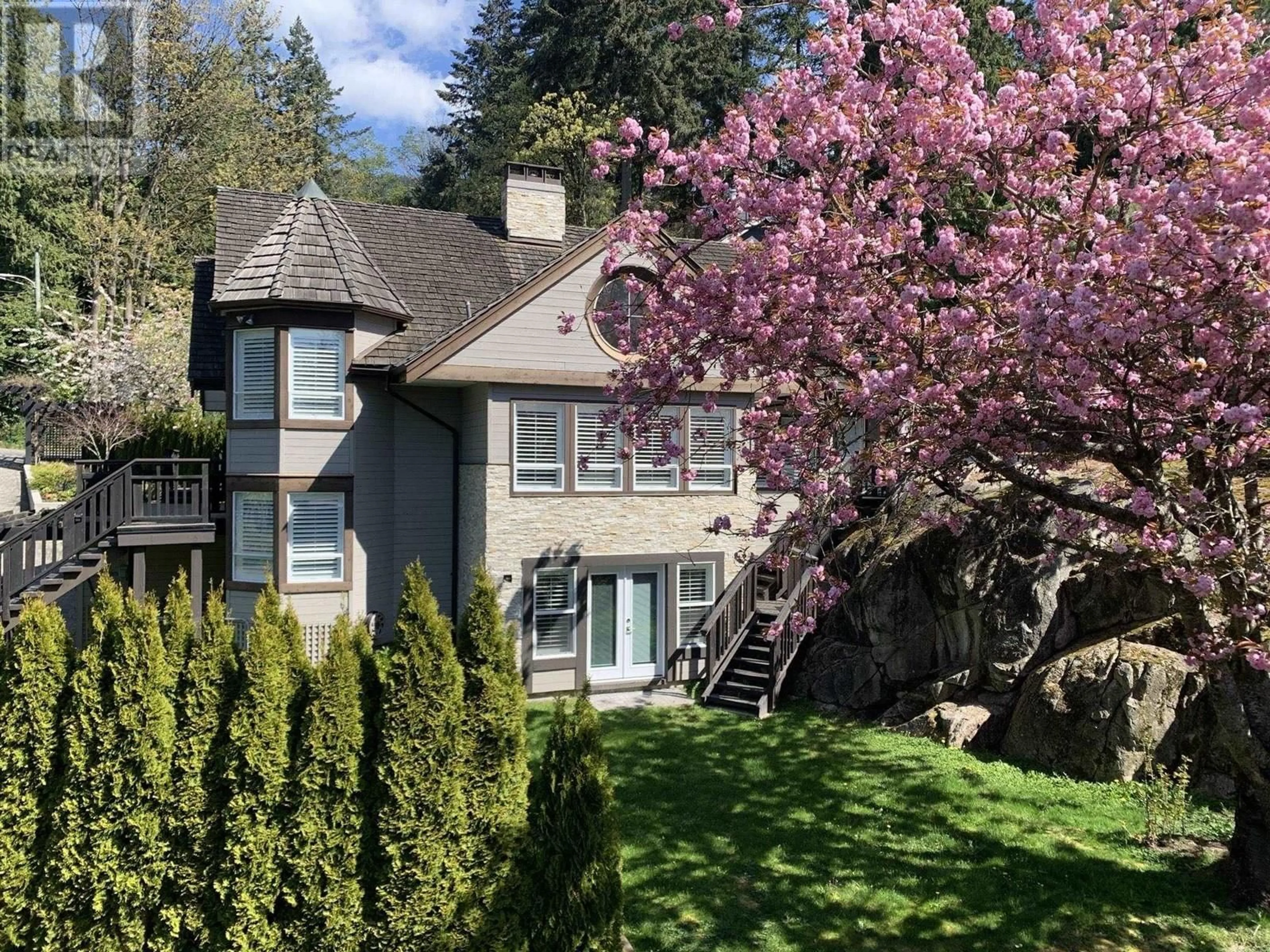 A pic from outside/outdoor area/front of a property/back of a property/a pic from drone, street for 4001 ROSE CRESCENT, West Vancouver British Columbia V7V2N6