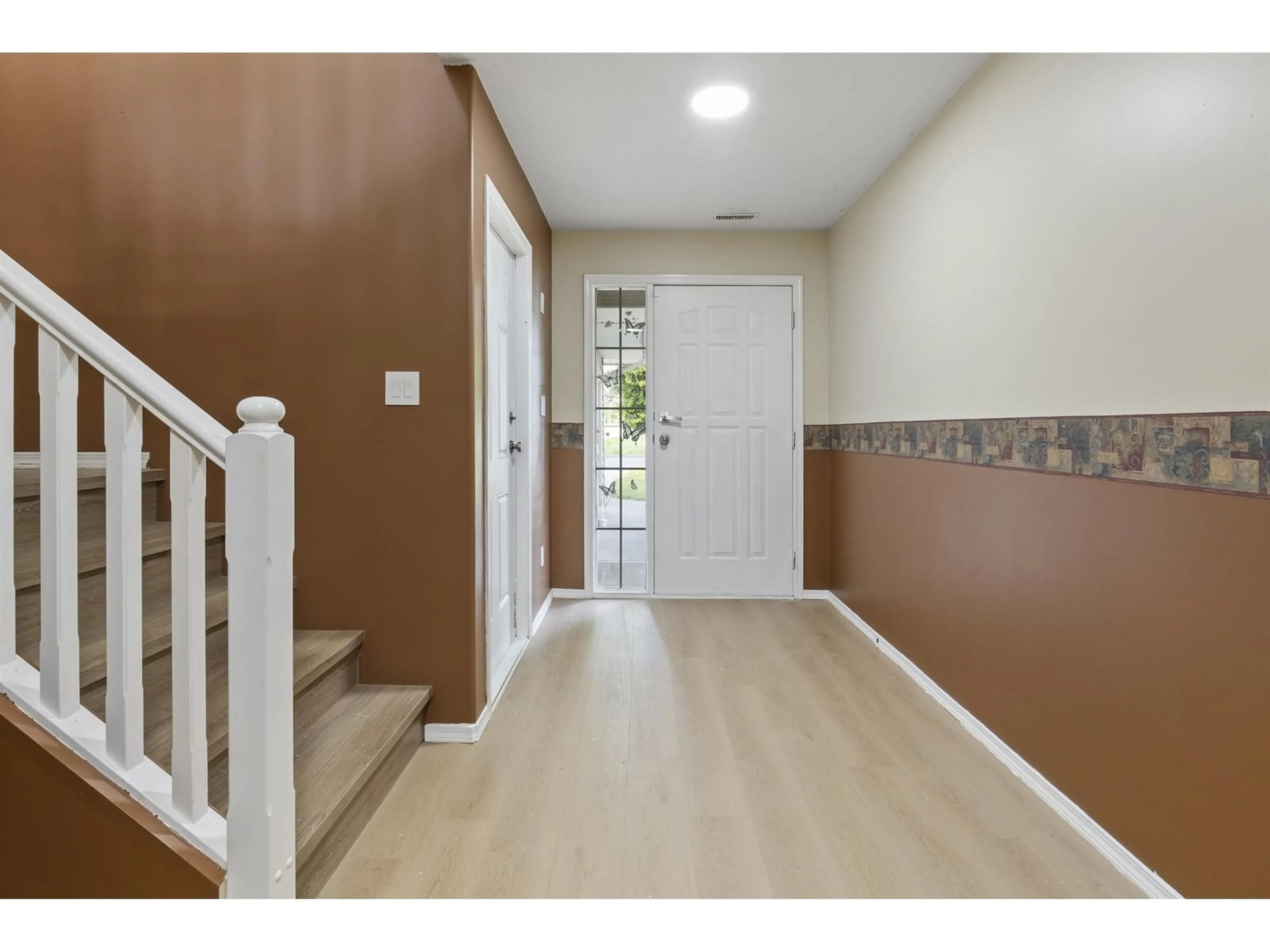 Indoor entryway for 9095 SUNSET DRIVE, Chilliwack British Columbia V2P3X8