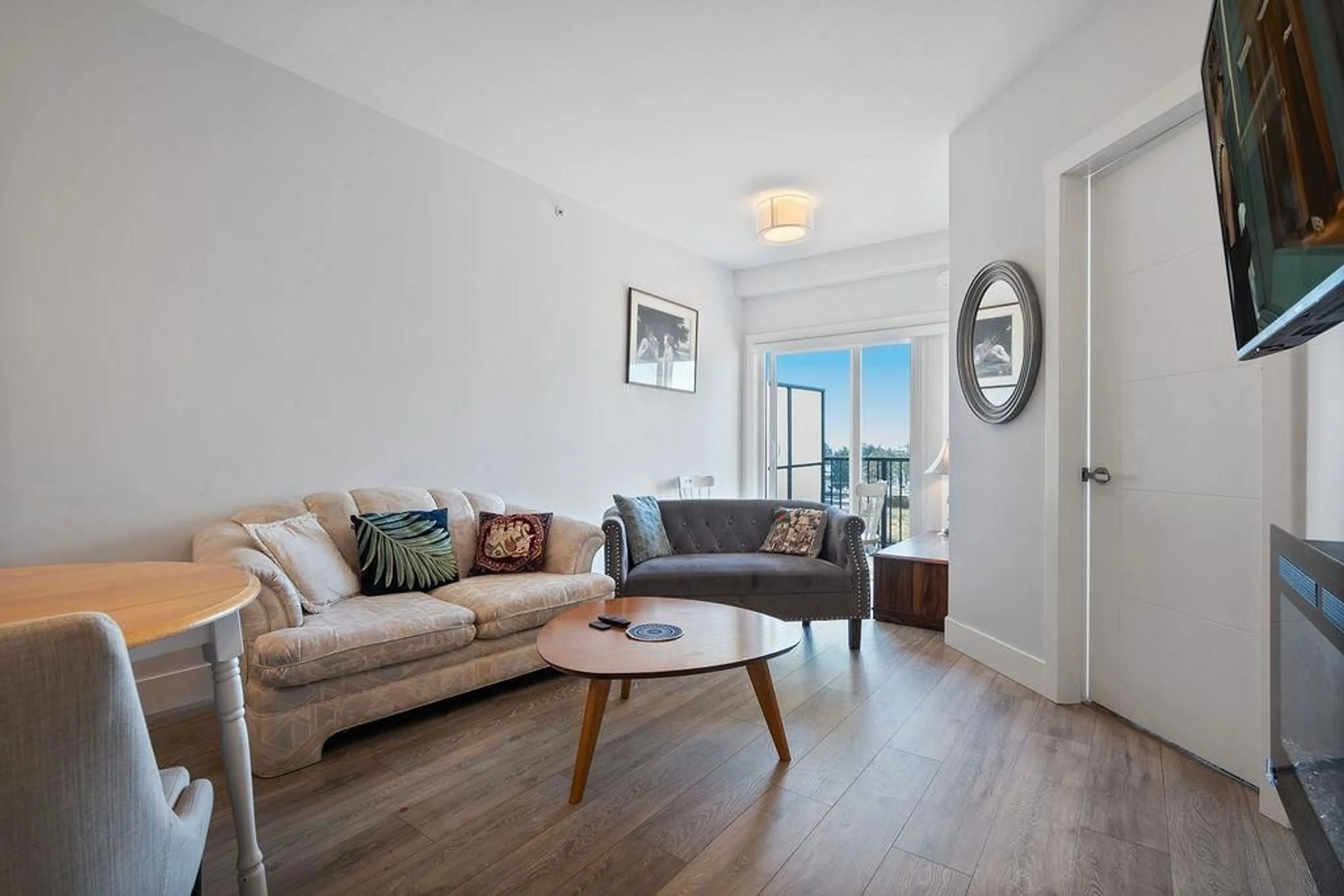 Living room with furniture, wood/laminate floor for 407 - 20175 53, Langley British Columbia V3A0J8