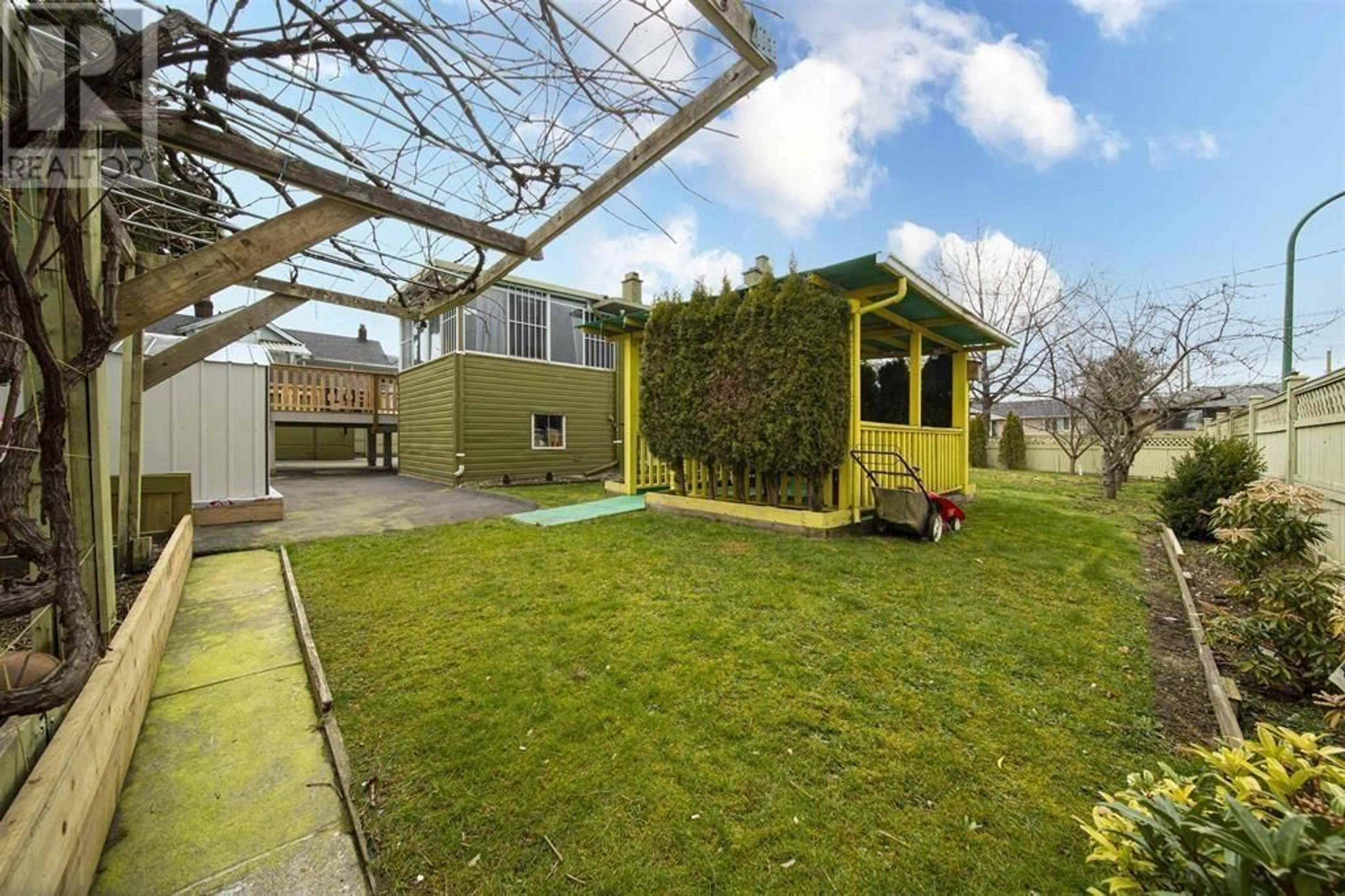 A pic from outside/outdoor area/front of a property/back of a property/a pic from drone, building for 7340 IMPERIAL STREET, Burnaby British Columbia V5E1N7