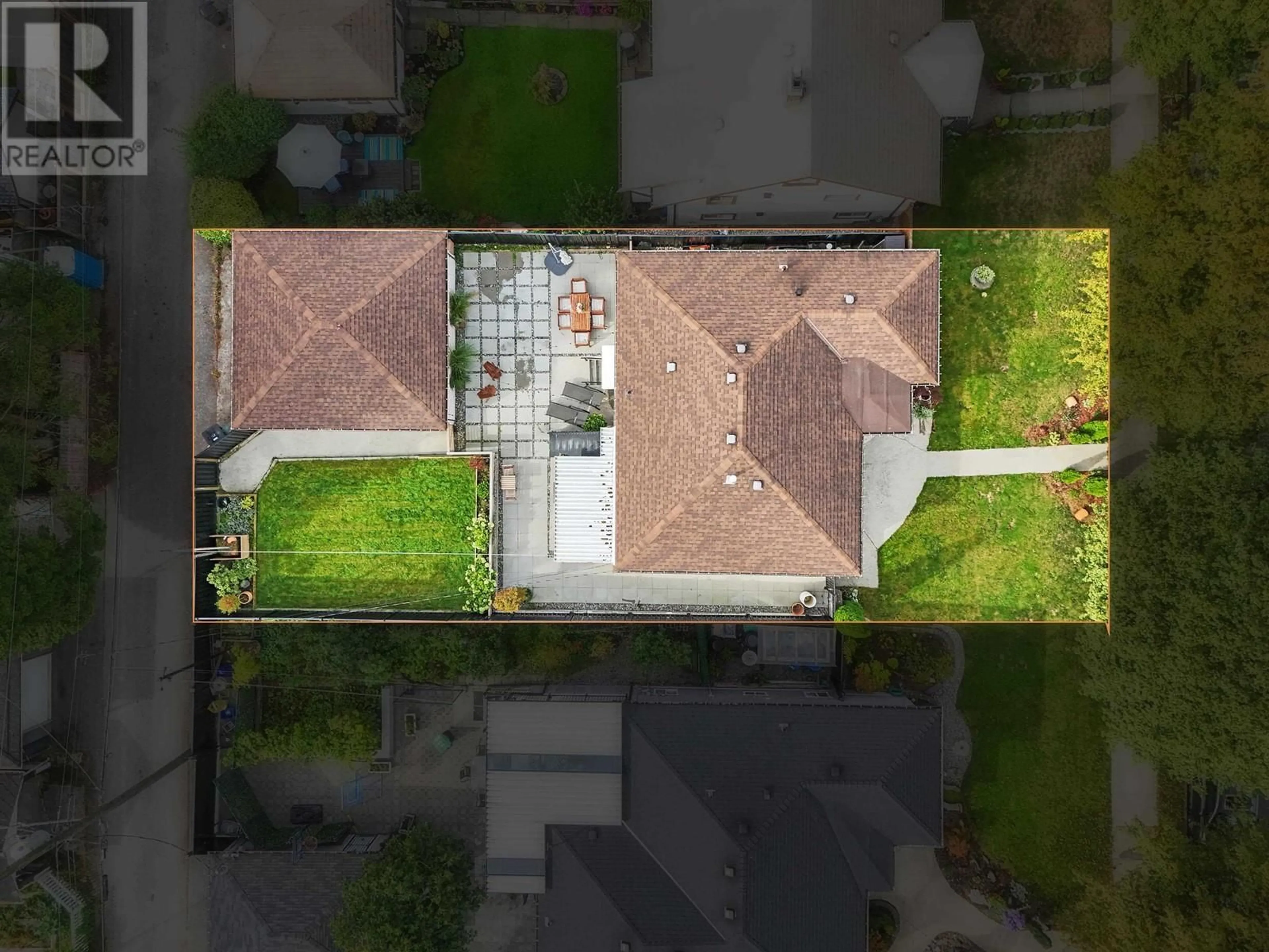 A pic from outside/outdoor area/front of a property/back of a property/a pic from drone, street for 2590 ADANAC STREET, Vancouver British Columbia V5K2M5
