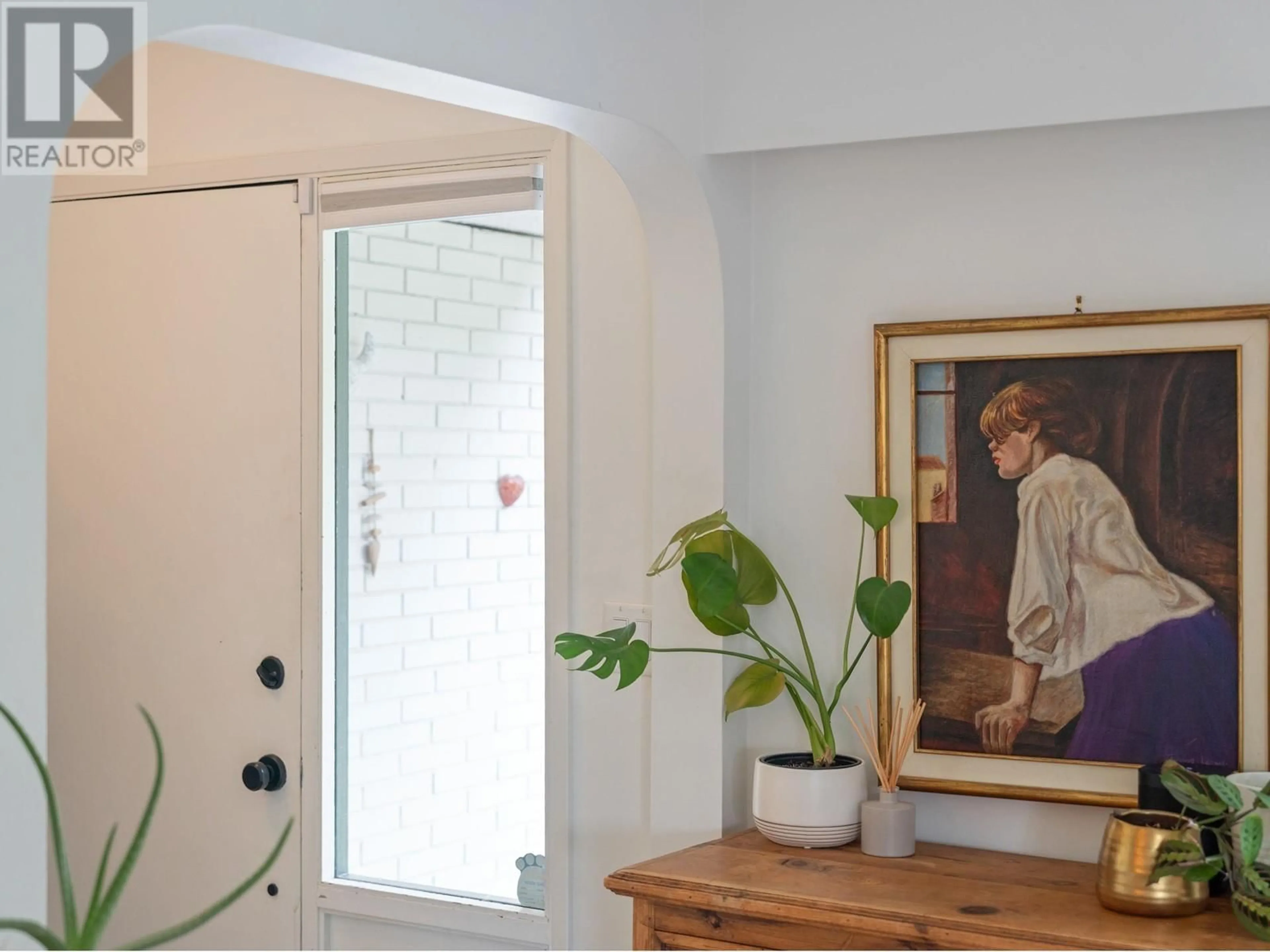 Indoor entryway for 2590 ADANAC STREET, Vancouver British Columbia V5K2M5