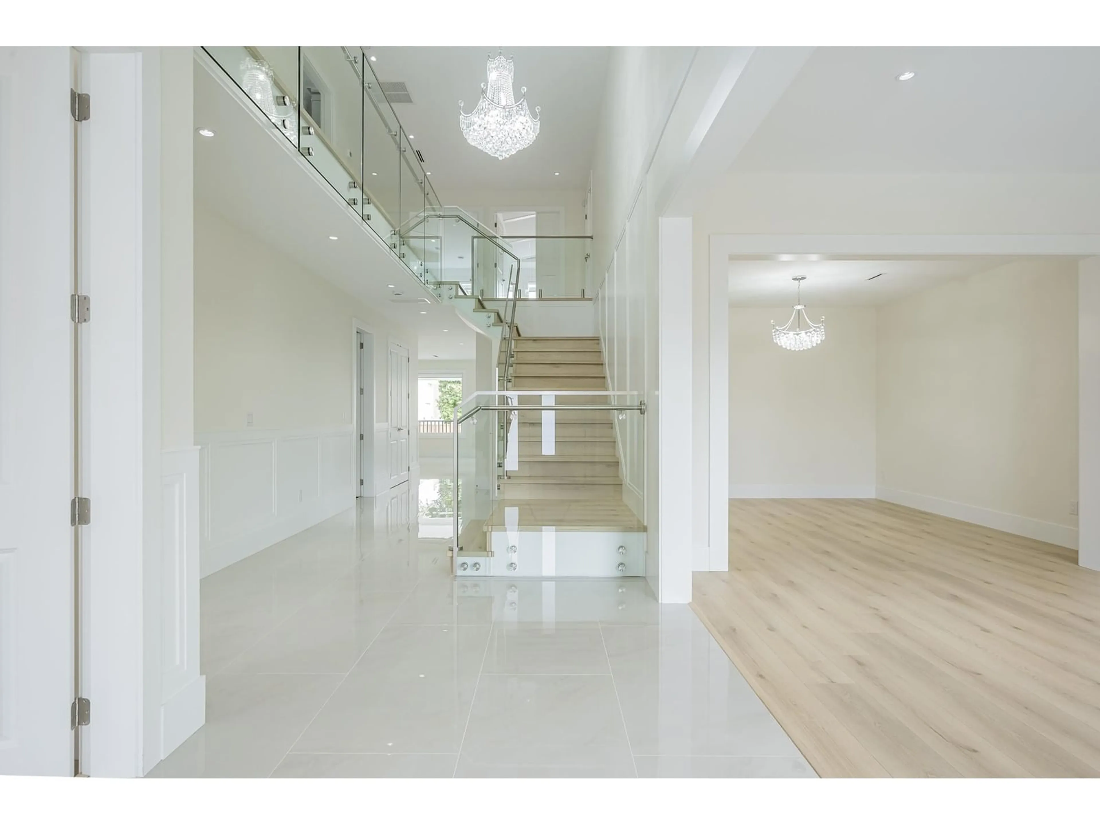 Indoor foyer for 15665 82, Surrey British Columbia V4N0R9