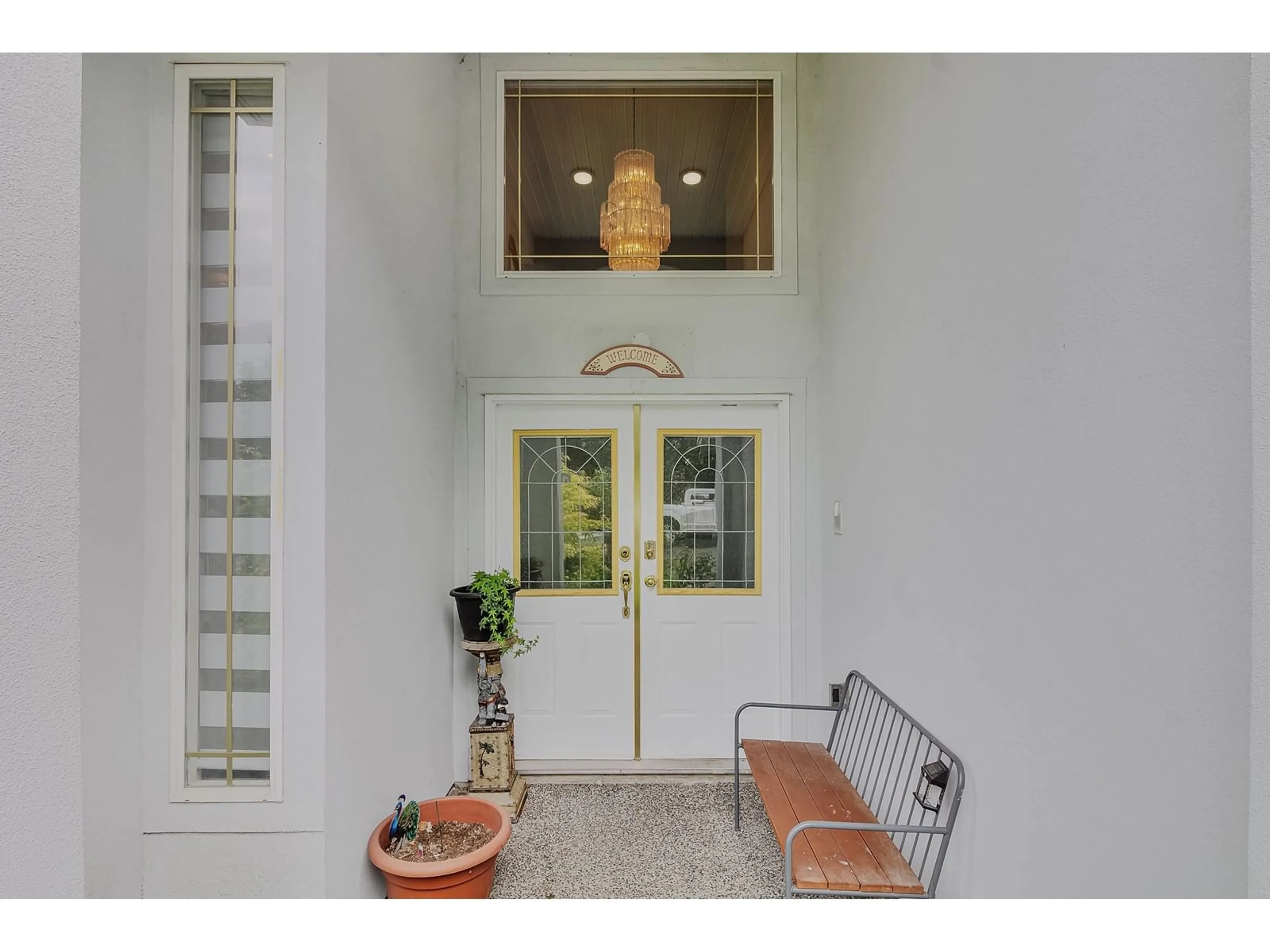 Indoor entryway for 8348 133, Surrey British Columbia V3W1E4