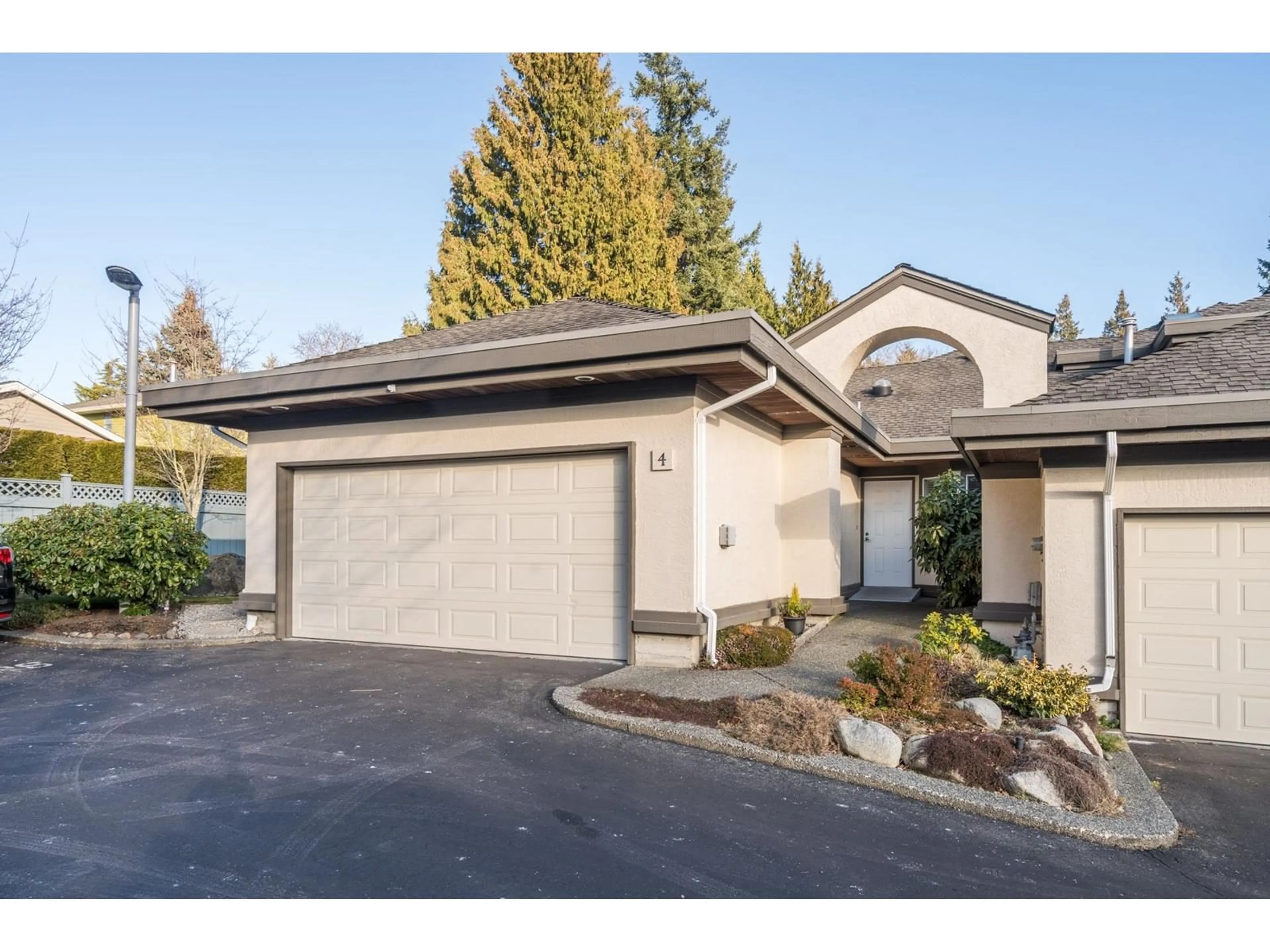 Unknown for 4 - 12981 17, Surrey British Columbia V4A8T3