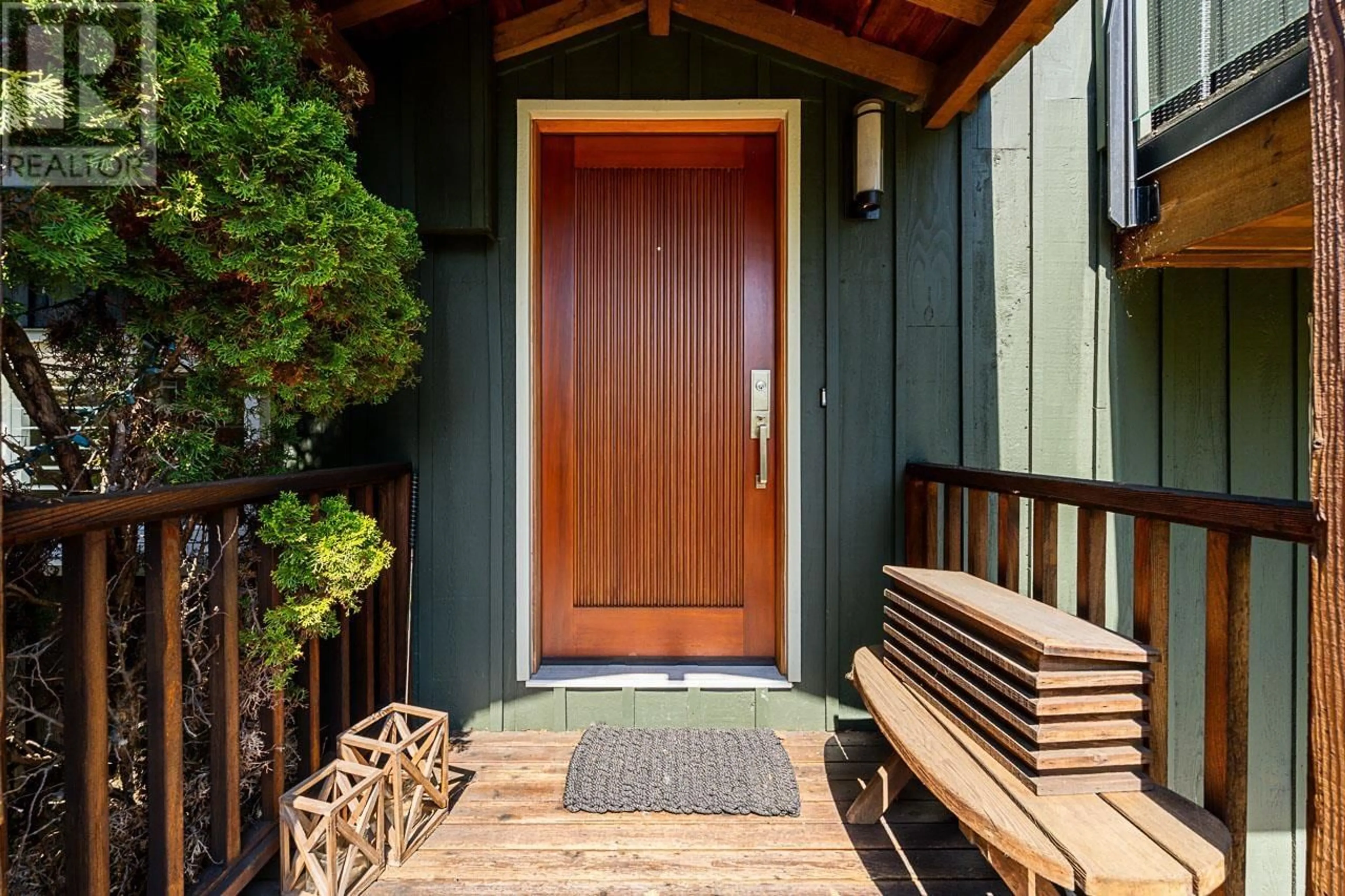 Indoor entryway for 920 ADDERLEY STREET, North Vancouver British Columbia V7L1T1