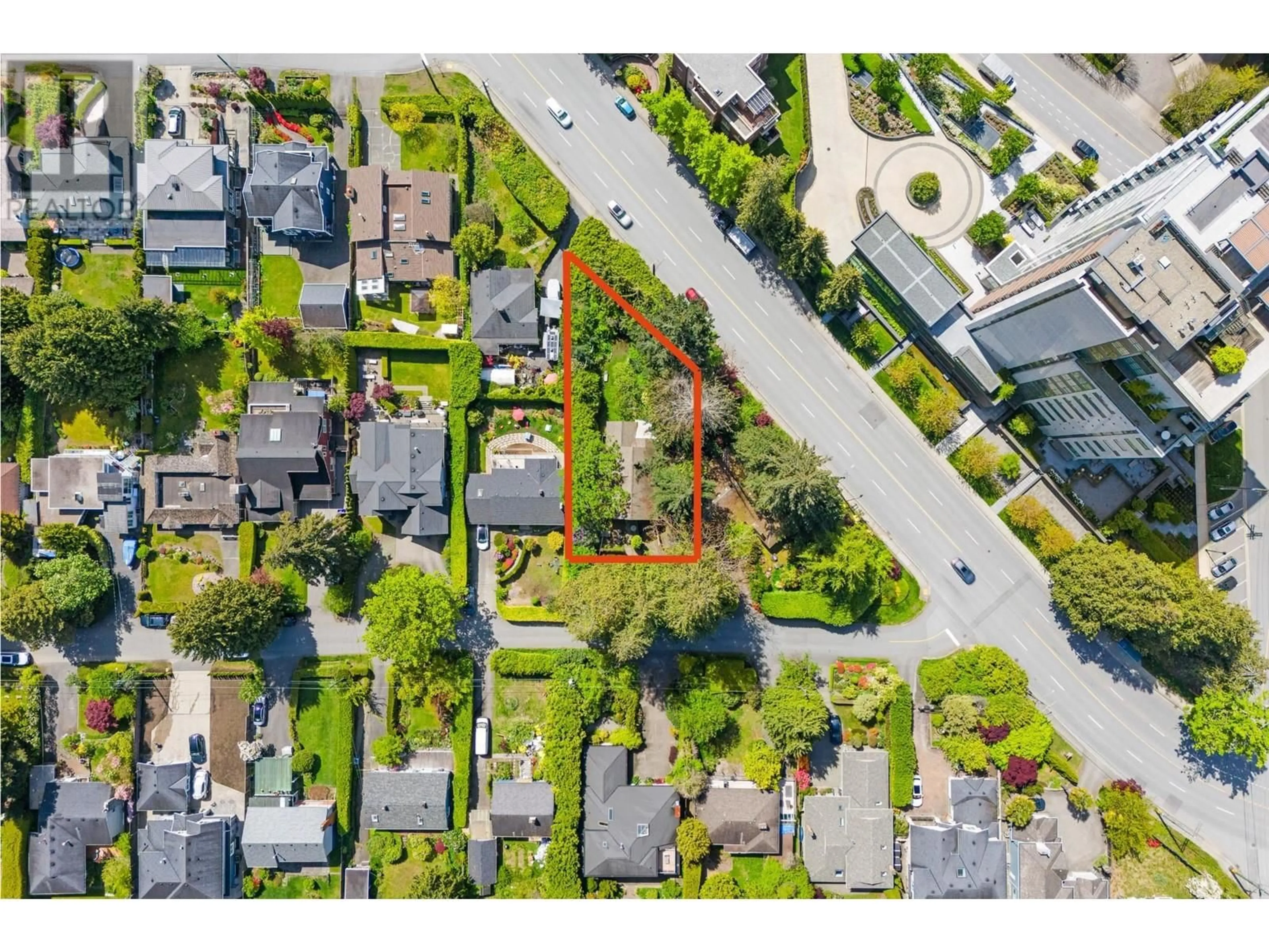 A pic from outside/outdoor area/front of a property/back of a property/a pic from drone, street for 2270 GORDON AVENUE, West Vancouver British Columbia V7V1W3