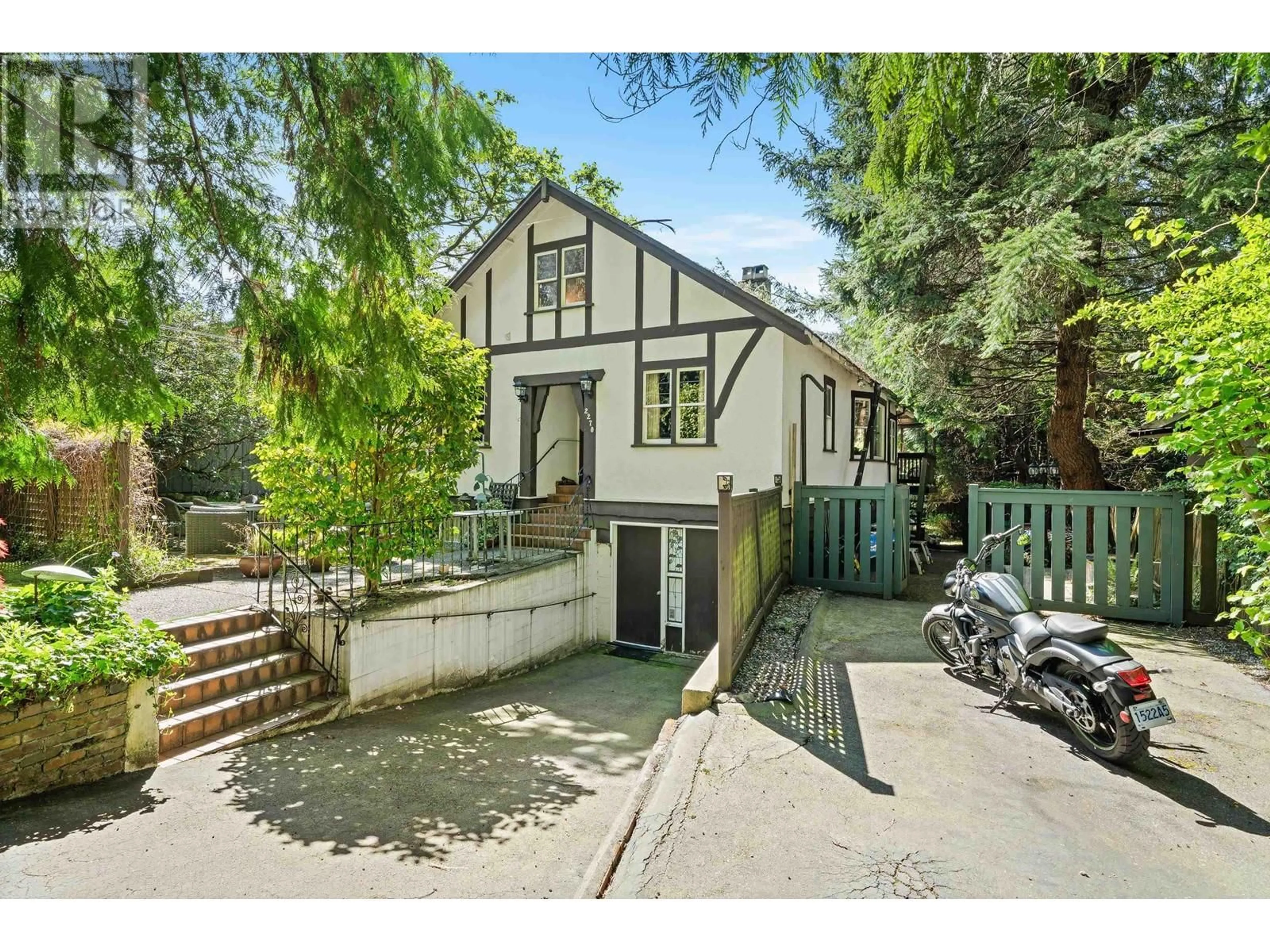 A pic from outside/outdoor area/front of a property/back of a property/a pic from drone, street for 2270 GORDON AVENUE, West Vancouver British Columbia V7V1W3