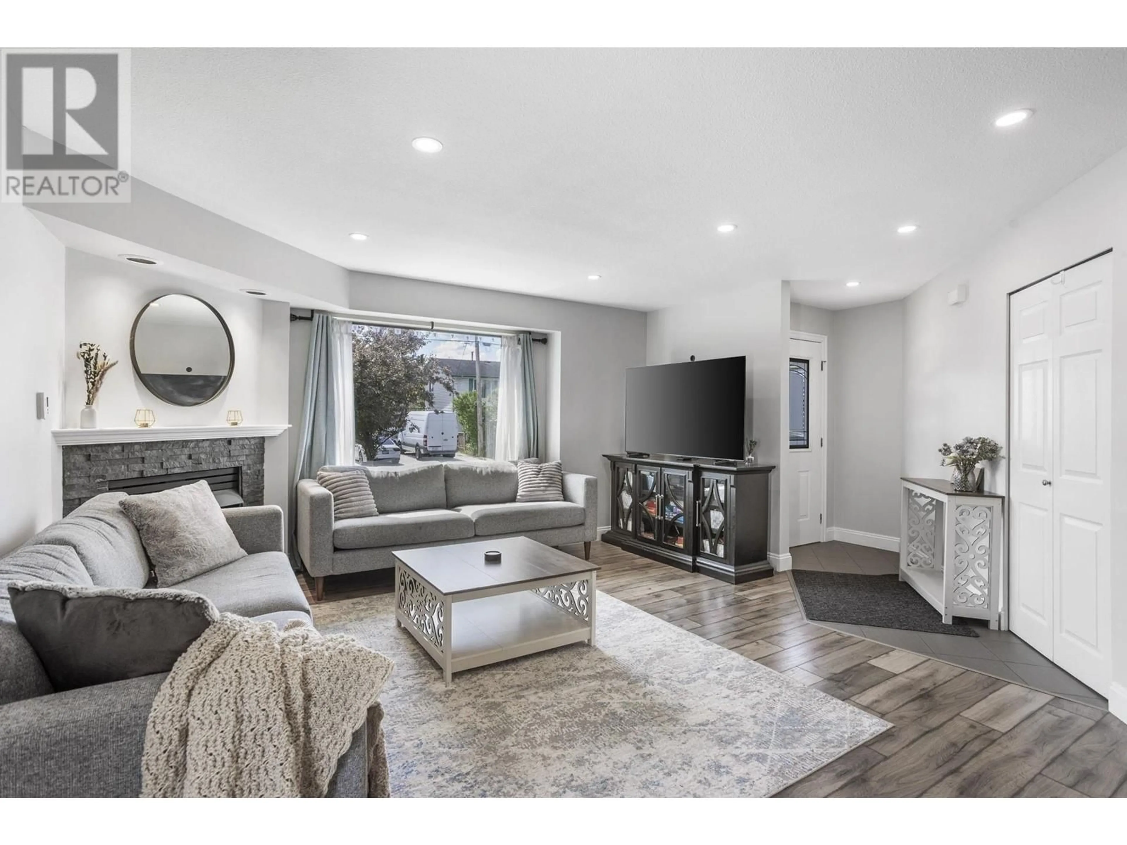 Living room with furniture, unknown for 20147 HAMPTON STREET, Maple Ridge British Columbia V2X0M7