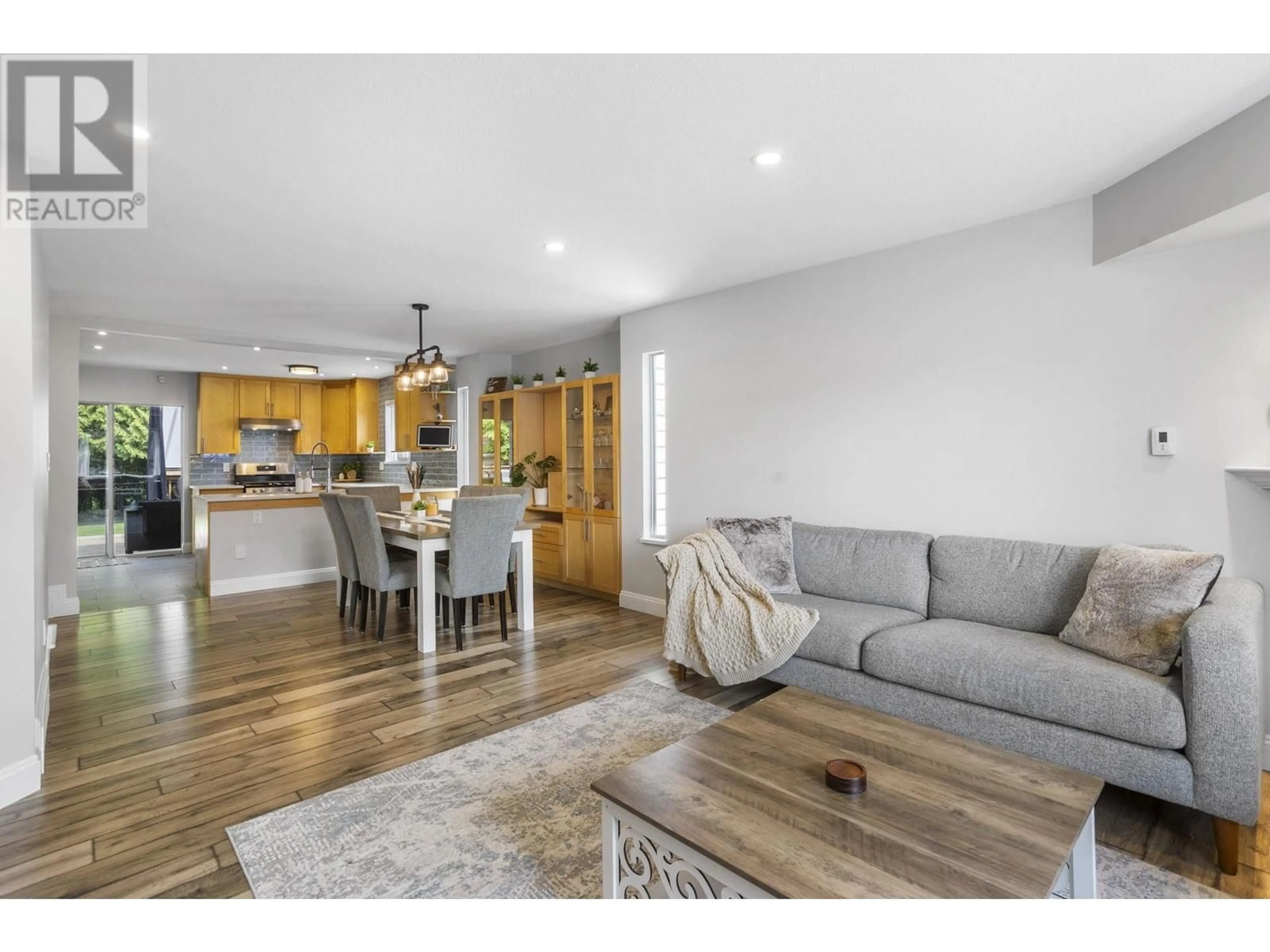 Living room with furniture, wood/laminate floor for 20147 HAMPTON STREET, Maple Ridge British Columbia V2X0M7